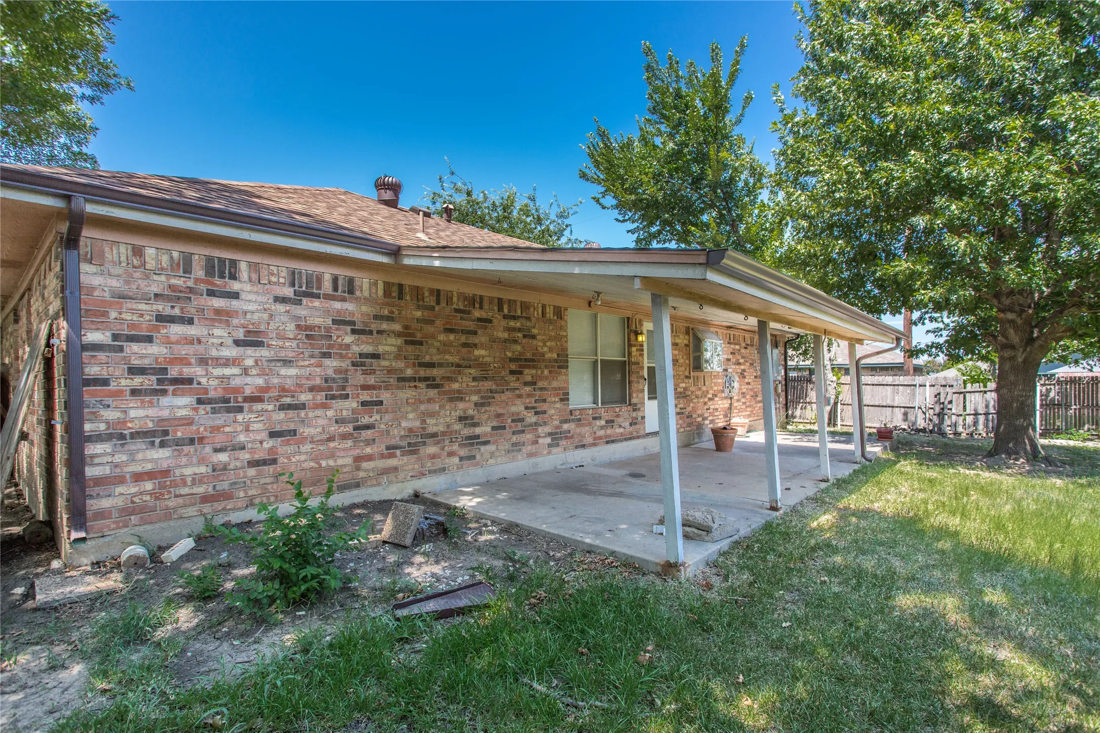 Single Family Residence For Rent in Johnson County , 303 Shirley Drive, Alvarado, Texas 76009, 3 Bedroom, 2 Bathroom, 2 Garage spaces, 1,523 Sqft, built in 1990, Price $2,150, mls#21348717, Real Estate Agent in Alvarado, Homes For Rent in Johnson county, Homes For Rent in Alvarado, Realtor in Alvarado Texas, Real Estate Brokerage Independent Realty Texas, Luminita Cordes Realtor