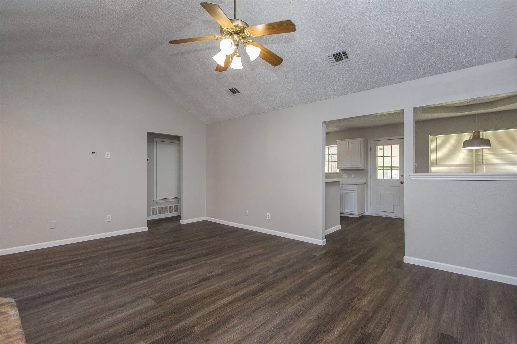 Single Family Residence For Rent in Johnson County , 303 Shirley Drive, Alvarado, Texas 76009, 3 Bedroom, 2 Bathroom, 2 Garage spaces, 1,523 Sqft, built in 1990, Price $2,150, mls#21348717, Real Estate Agent in Alvarado, Homes For Rent in Johnson county, Homes For Rent in Alvarado, Realtor in Alvarado Texas, Real Estate Brokerage Independent Realty Texas, Luminita Cordes Realtor