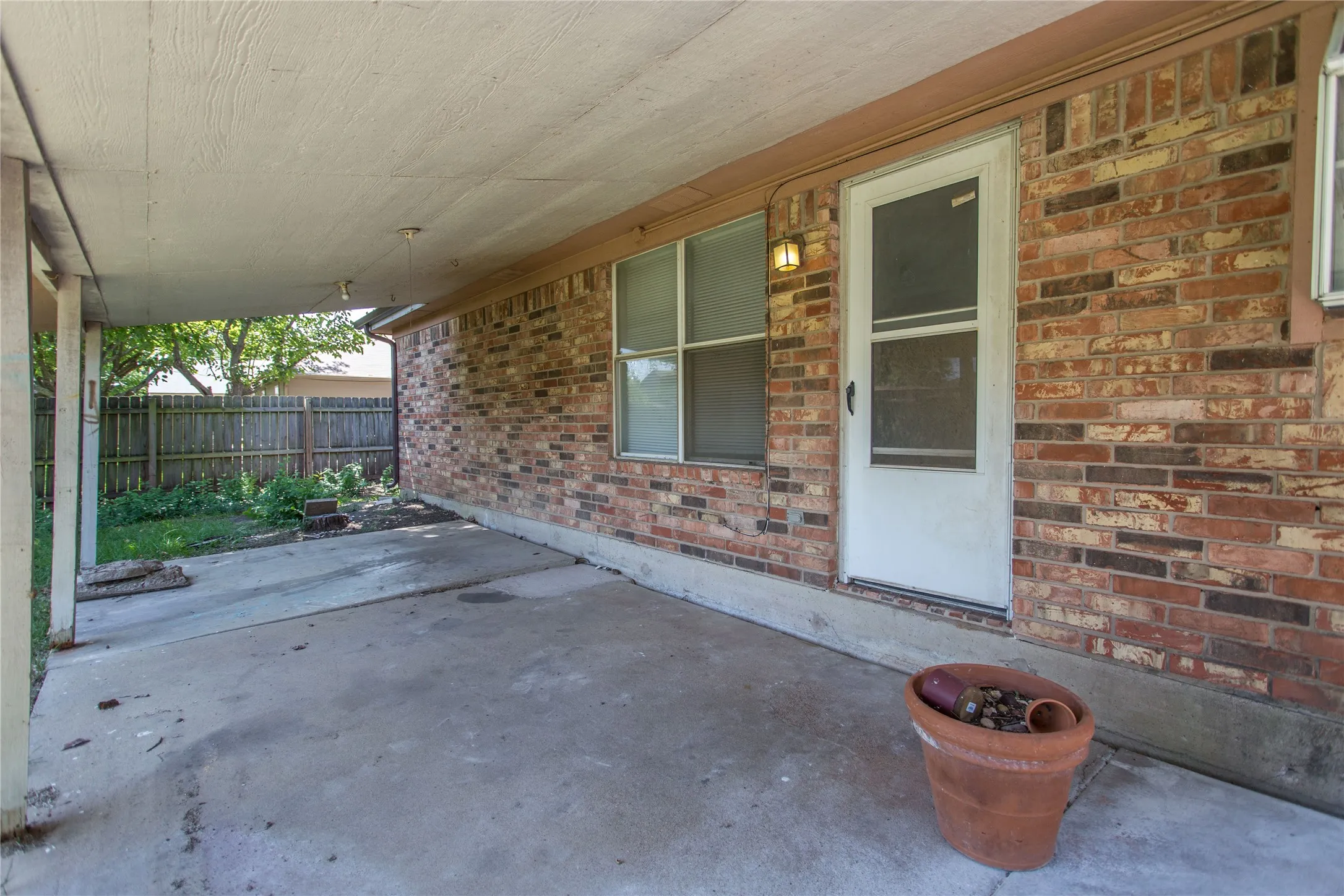 Single Family Residence For Rent in Johnson County , 303 Shirley Drive, Alvarado, Texas 76009, 3 Bedroom, 2 Bathroom, 2 Garage spaces, 1,523 Sqft, built in 1990, Price $2,150, mls#21348717, Real Estate Agent in Alvarado, Homes For Rent in Johnson county, Homes For Rent in Alvarado, Realtor in Alvarado Texas, Real Estate Brokerage Independent Realty Texas, Luminita Cordes Realtor