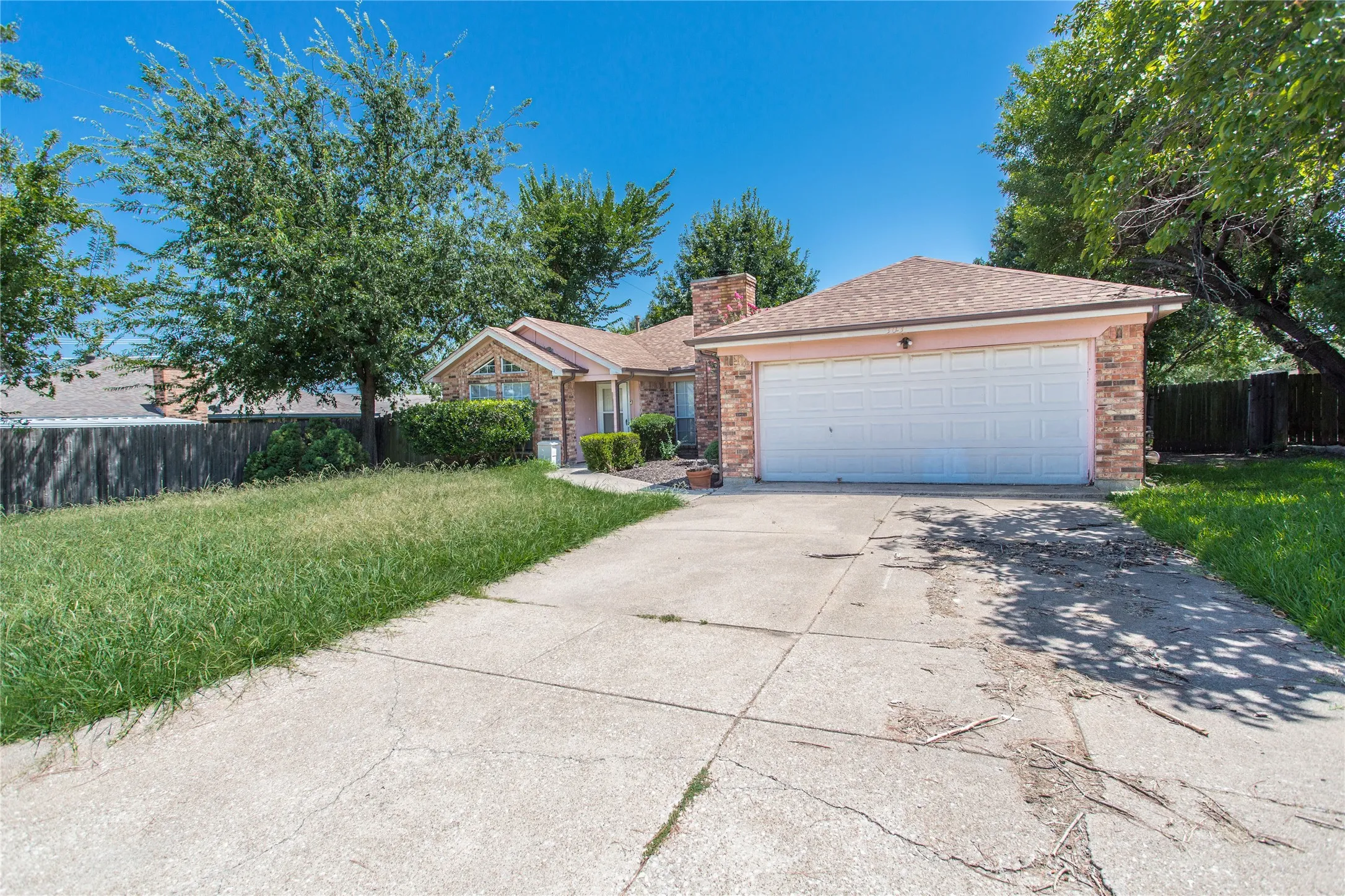 Single Family Residence For Rent in Johnson County , 303 Shirley Drive, Alvarado, Texas 76009, 3 Bedroom, 2 Bathroom, 2 Garage spaces, 1,523 Sqft, built in 1990, Price $2,150, mls#21348717, Real Estate Agent in Alvarado, Homes For Rent in Johnson county, Homes For Rent in Alvarado, Realtor in Alvarado Texas, Real Estate Brokerage Independent Realty Texas, Luminita Cordes Realtor