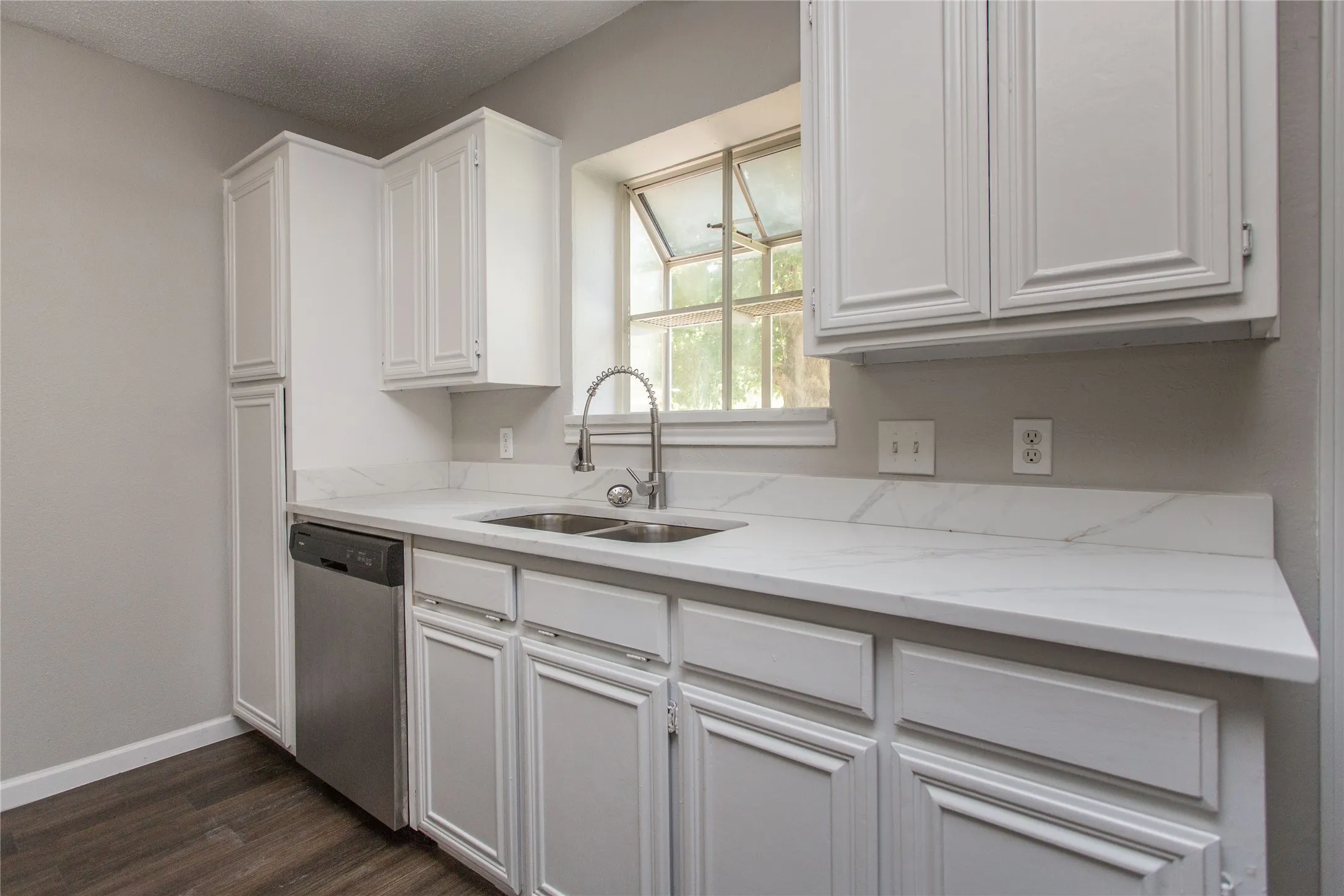 Single Family Residence For Rent in Johnson County , 303 Shirley Drive, Alvarado, Texas 76009, 3 Bedroom, 2 Bathroom, 2 Garage spaces, 1,523 Sqft, built in 1990, Price $2,150, mls#21348717, Real Estate Agent in Alvarado, Homes For Rent in Johnson county, Homes For Rent in Alvarado, Realtor in Alvarado Texas, Real Estate Brokerage Independent Realty Texas, Luminita Cordes Realtor