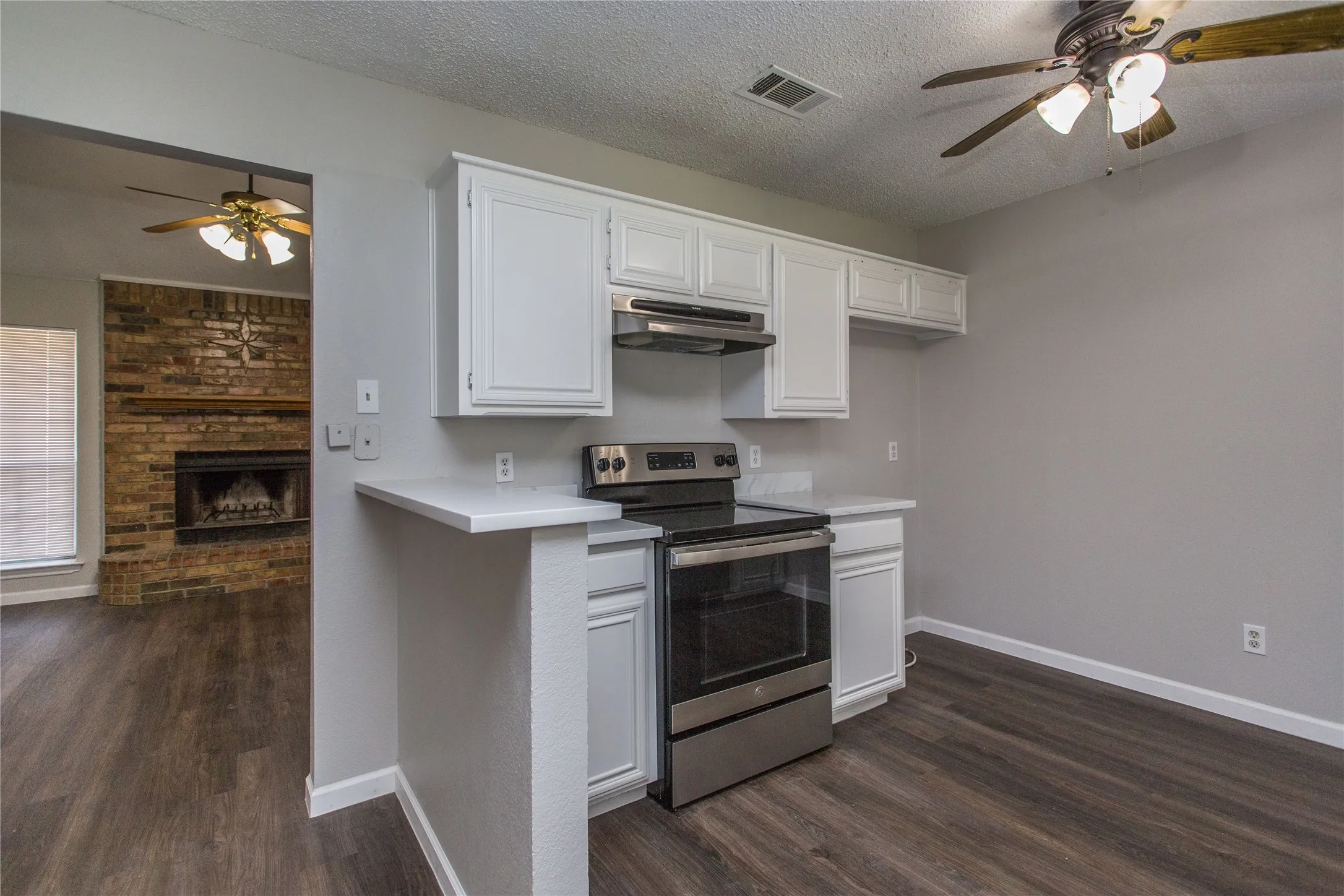 Single Family Residence For Rent in Johnson County , 303 Shirley Drive, Alvarado, Texas 76009, 3 Bedroom, 2 Bathroom, 2 Garage spaces, 1,523 Sqft, built in 1990, Price $2,150, mls#21348717, Real Estate Agent in Alvarado, Homes For Rent in Johnson county, Homes For Rent in Alvarado, Realtor in Alvarado Texas, Real Estate Brokerage Independent Realty Texas, Luminita Cordes Realtor