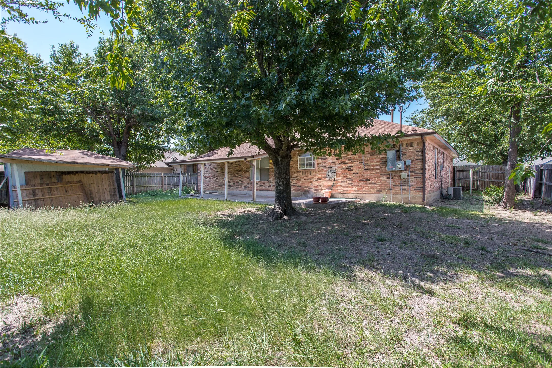 Single Family Residence For Rent in Johnson County , 303 Shirley Drive, Alvarado, Texas 76009, 3 Bedroom, 2 Bathroom, 2 Garage spaces, 1,523 Sqft, built in 1990, Price $2,150, mls#21348717, Real Estate Agent in Alvarado, Homes For Rent in Johnson county, Homes For Rent in Alvarado, Realtor in Alvarado Texas, Real Estate Brokerage Independent Realty Texas, Luminita Cordes Realtor