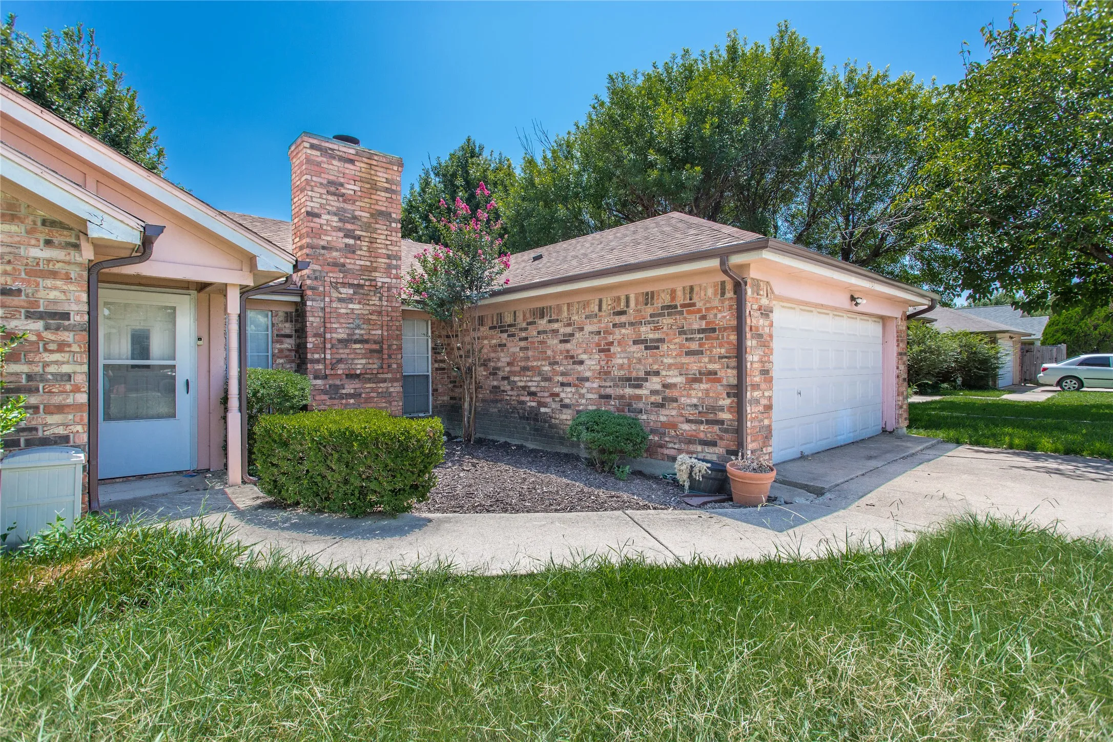 Single Family Residence For Rent in Johnson County , 303 Shirley Drive, Alvarado, Texas 76009, 3 Bedroom, 2 Bathroom, 2 Garage spaces, 1,523 Sqft, built in 1990, Price $2,150, mls#21348717, Real Estate Agent in Alvarado, Homes For Rent in Johnson county, Homes For Rent in Alvarado, Realtor in Alvarado Texas, Real Estate Brokerage Independent Realty Texas, Luminita Cordes Realtor