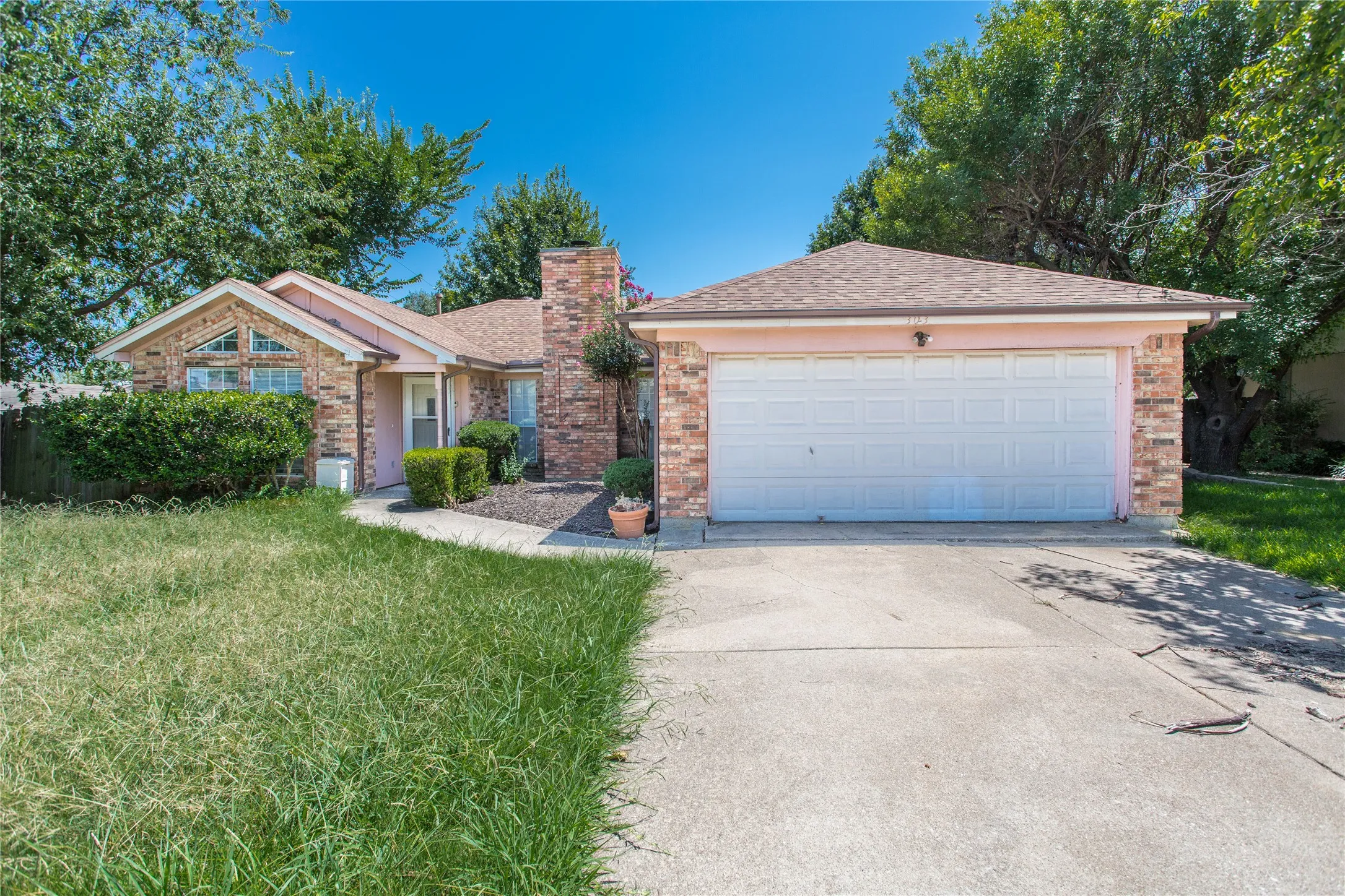 Single Family Residence For Rent in Johnson County , 303 Shirley Drive, Alvarado, Texas 76009, 3 Bedroom, 2 Bathroom, 2 Garage spaces, 1,523 Sqft, built in 1990, Price $2,150, mls#21348717, Real Estate Agent in Alvarado, Homes For Rent in Johnson county, Homes For Rent in Alvarado, Realtor in Alvarado Texas, Real Estate Brokerage Independent Realty Texas, Luminita Cordes Realtor