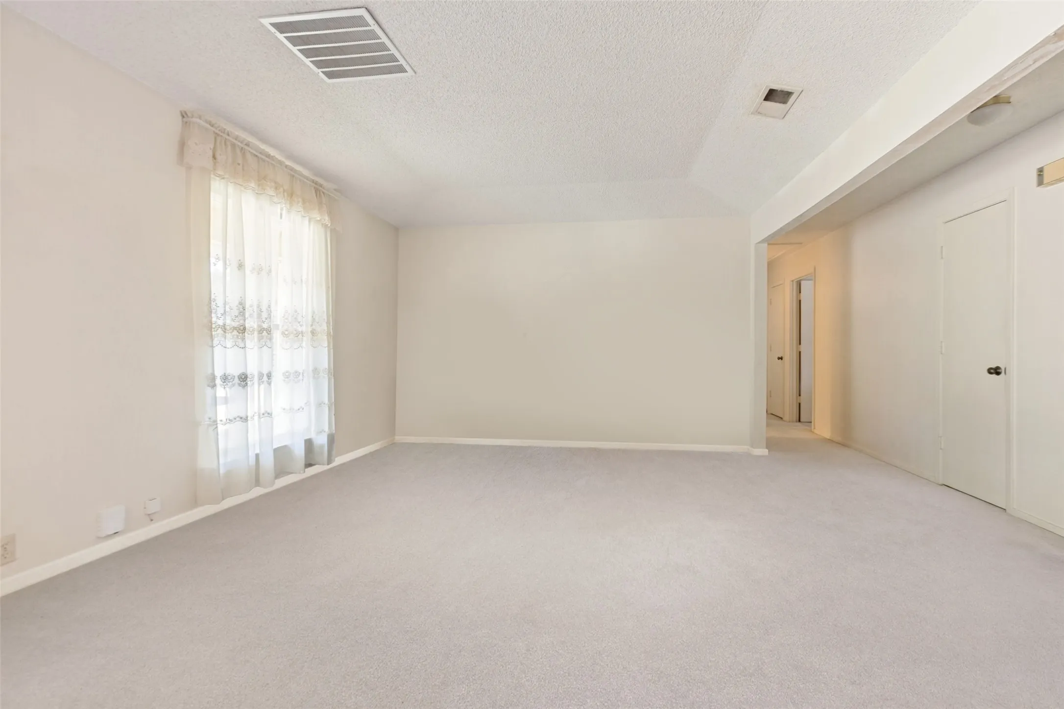 Single Family Residence For Sale in Dallas County , 4091 Killion Drive, Dallas, Texas 75229, 4 Bedrooms, 3 Bathrooms, 2 Garage spaces, 2,449 Sqft, built in 1969, Price $925,000, mls#21348459, Real Estate Agent in Dallas, Homes For Sale in Dallas county, Homes For Sale in Dallas, Realtor in Dallas Texas, Real Estate Brokerage Independent Realty Texas, Luminita Cordes Realtor