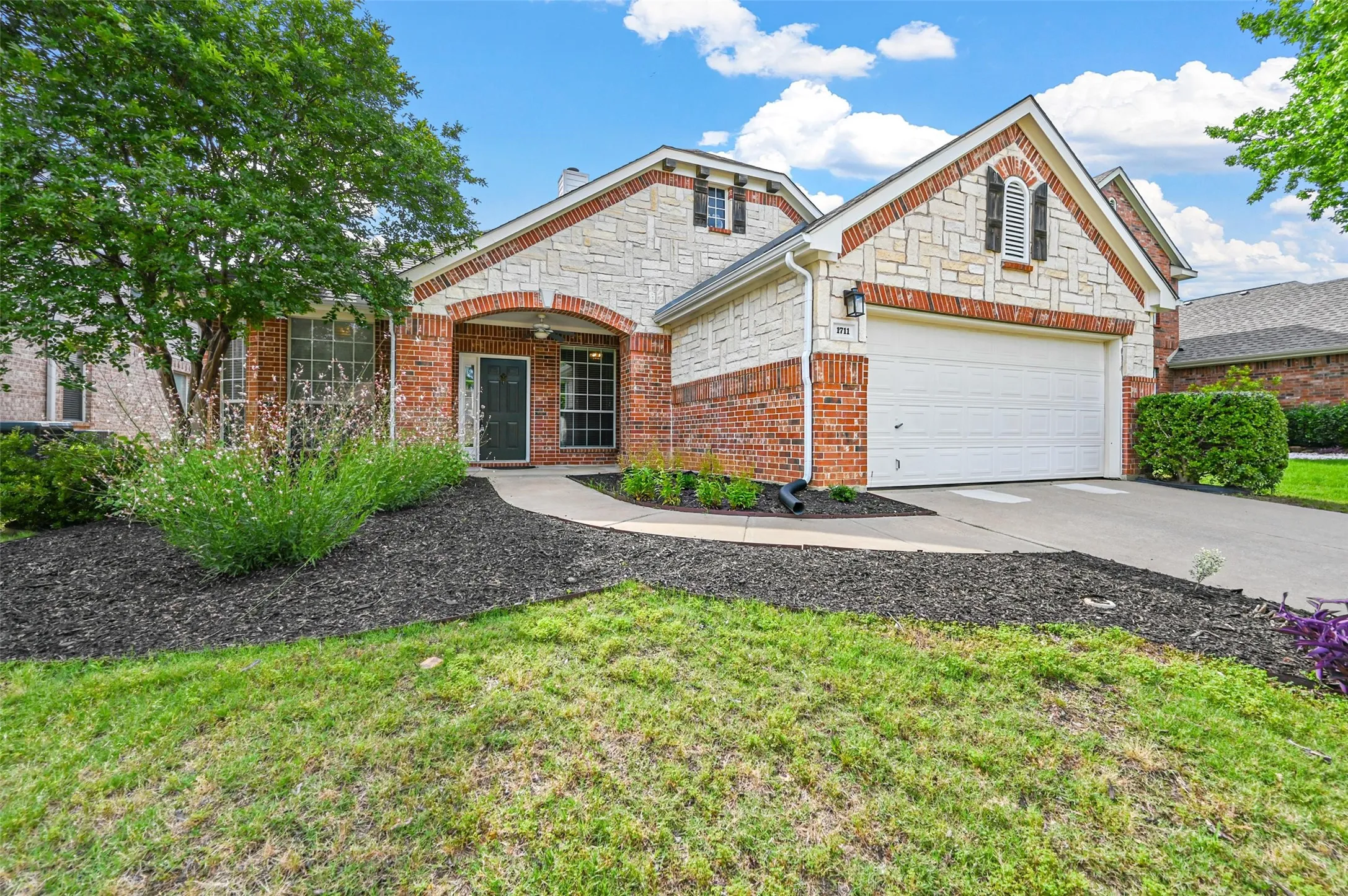 Single Family Residence For Sale in Denton County , 1711 Peregrine Drive, Corinth, Texas 76210, 3 Bedroom, 2 Bathroom, 2 Garage spaces, 2,047 Sqft, built in 2000, mls#21348708, Real Estate Agent in Corinth, Homes For Sale in Denton county, Homes For Sale in Corinth, Realtor in Corinth Texas, Real Estate Brokerage Independent Realty Texas, Luminita Cordes Realtor