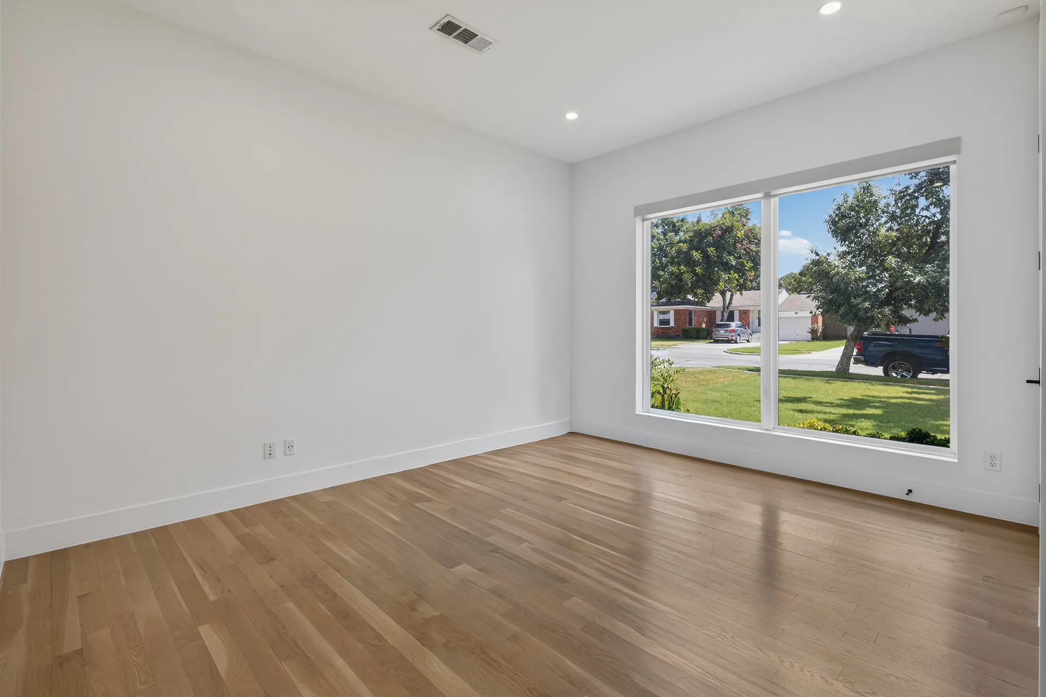Single Family Residence For Sale in Dallas County , 3871 Clover Lane, Dallas, Texas 75220, 4 Bedroom, 4 Bathroom, 2 Garage spaces, 3,746 Sqft, built in 2020, mls#21348745, Real Estate Agent in Dallas, Homes For Sale in Dallas county, Homes For Sale in Dallas, Realtor in Dallas Texas, Real Estate Brokerage Independent Realty Texas, Luminita Cordes Realtor