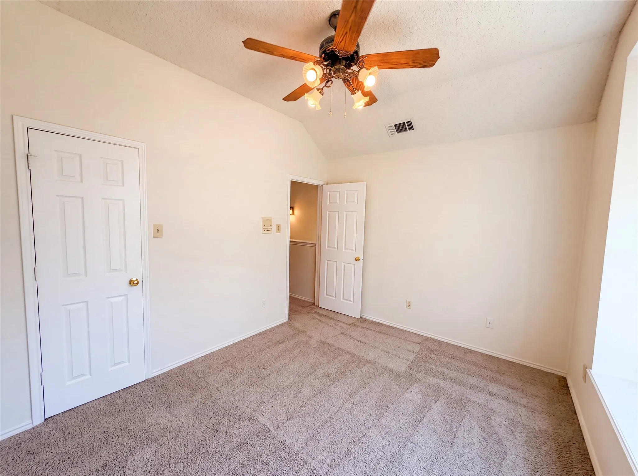 Single Family Residence For Sale in Dallas County , 2909 Lois Lane, Rowlett, Texas 75088, 3 Bedroom, 3 Bathroom, 2 Garage spaces, 1,903 Sqft, built in 1991, mls#21348718, Real Estate Agent in Rowlett, Homes For Sale in Dallas county, Homes For Sale in Rowlett, Realtor in Rowlett Texas, Real Estate Brokerage Independent Realty Texas, Luminita Cordes Realtor