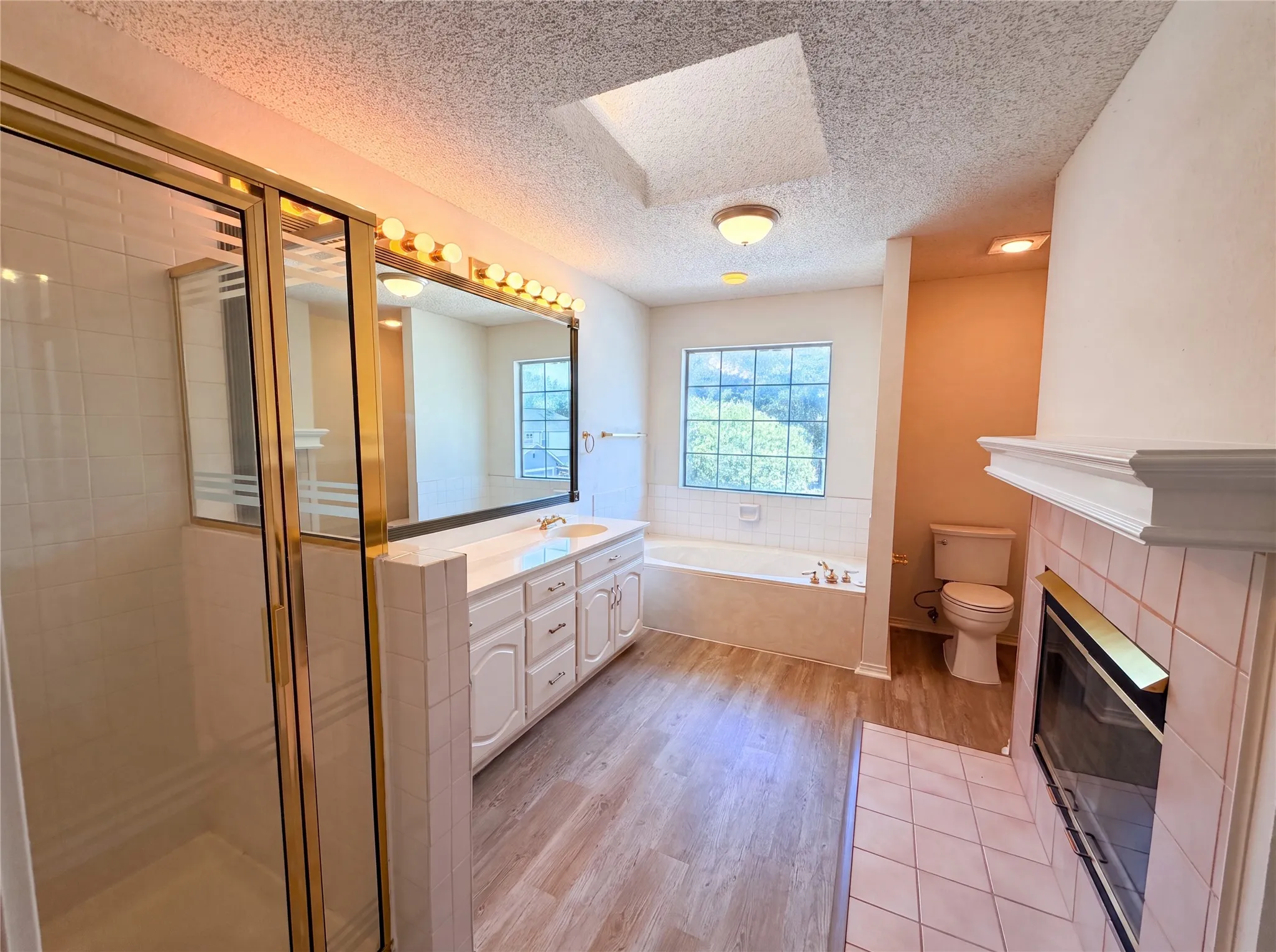 Single Family Residence For Sale in Dallas County , 2909 Lois Lane, Rowlett, Texas 75088, 3 Bedroom, 3 Bathroom, 2 Garage spaces, 1,903 Sqft, built in 1991, mls#21348718, Real Estate Agent in Rowlett, Homes For Sale in Dallas county, Homes For Sale in Rowlett, Realtor in Rowlett Texas, Real Estate Brokerage Independent Realty Texas, Luminita Cordes Realtor