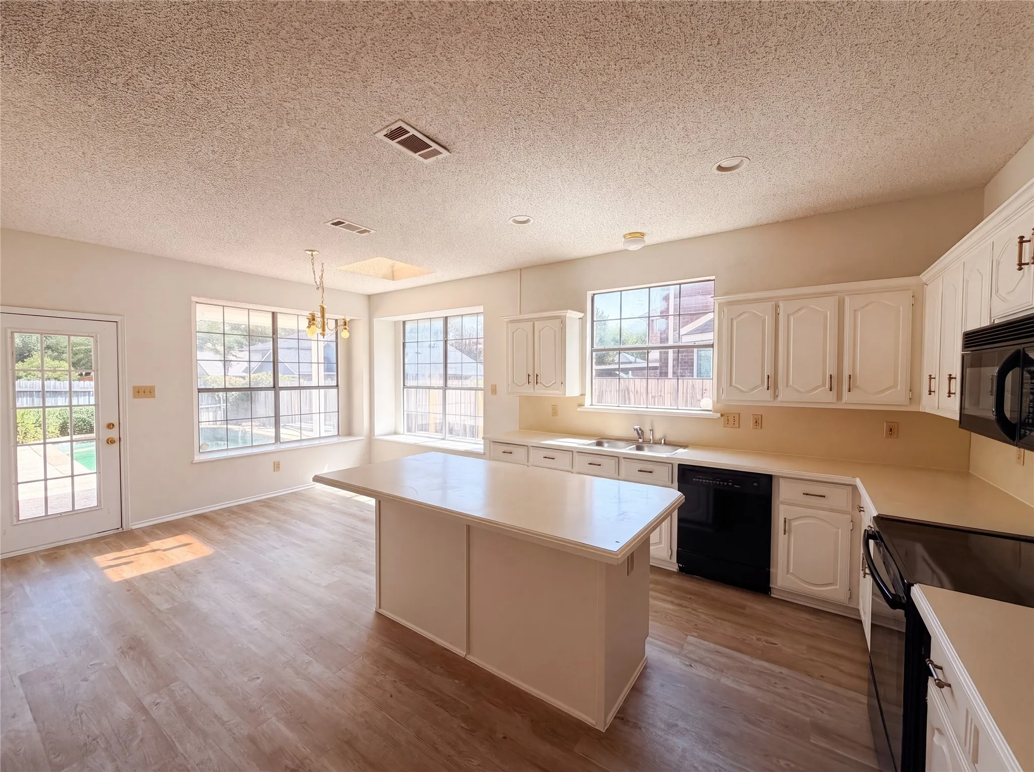 Single Family Residence For Sale in Dallas County , 2909 Lois Lane, Rowlett, Texas 75088, 3 Bedroom, 3 Bathroom, 2 Garage spaces, 1,903 Sqft, built in 1991, mls#21348718, Real Estate Agent in Rowlett, Homes For Sale in Dallas county, Homes For Sale in Rowlett, Realtor in Rowlett Texas, Real Estate Brokerage Independent Realty Texas, Luminita Cordes Realtor