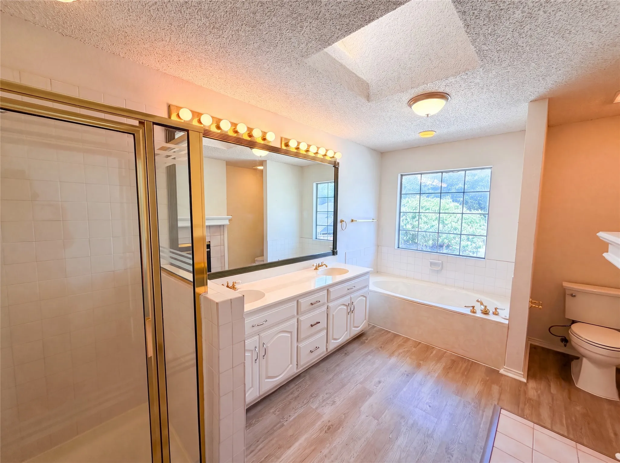 Single Family Residence For Sale in Dallas County , 2909 Lois Lane, Rowlett, Texas 75088, 3 Bedroom, 3 Bathroom, 2 Garage spaces, 1,903 Sqft, built in 1991, mls#21348718, Real Estate Agent in Rowlett, Homes For Sale in Dallas county, Homes For Sale in Rowlett, Realtor in Rowlett Texas, Real Estate Brokerage Independent Realty Texas, Luminita Cordes Realtor