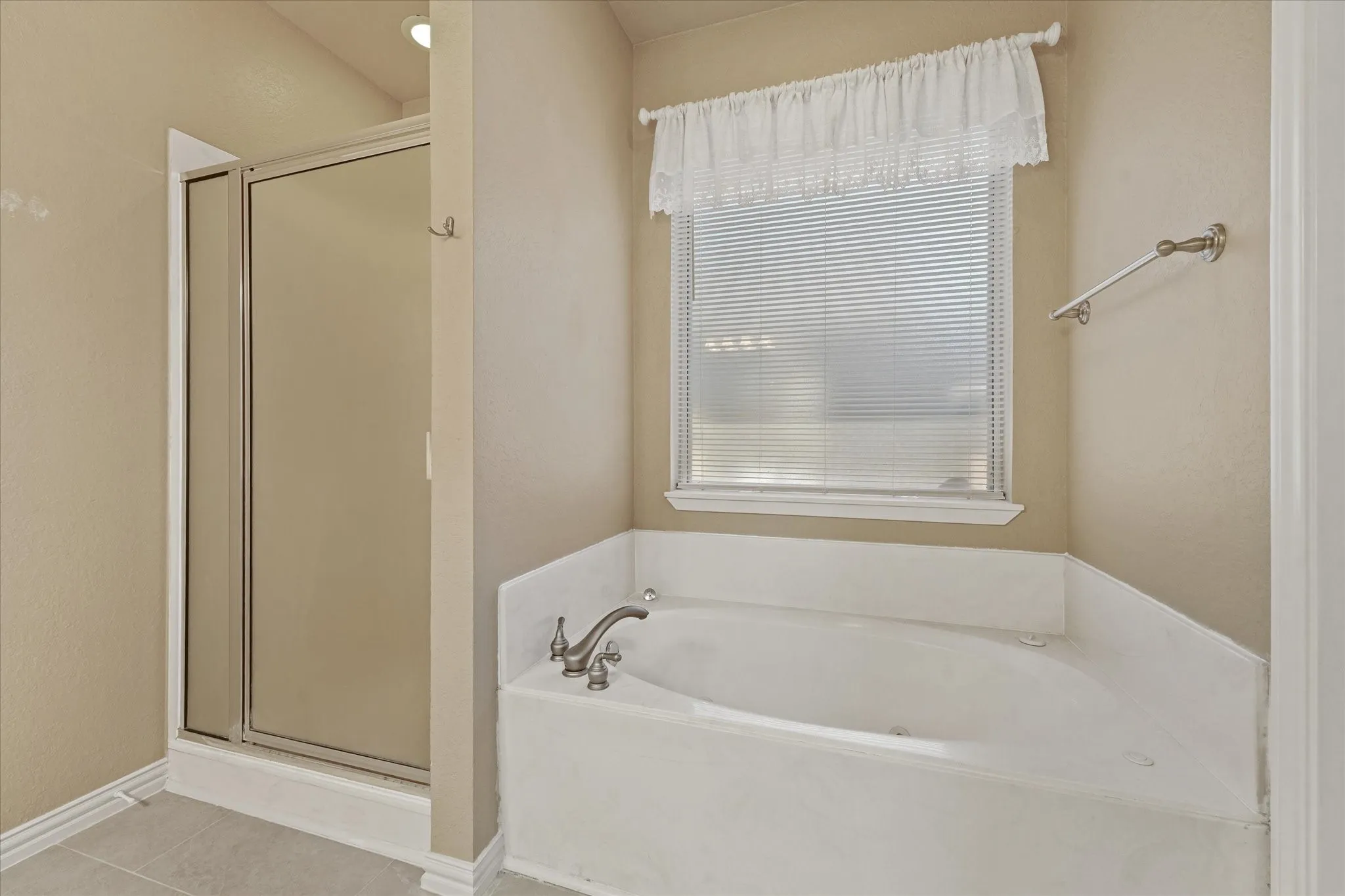 Single Family Residence For Sale in Denton County , 415 Valley View Lane, Krum, Texas 76249, 3 Bedroom, 2 Bathroom, 2 Garage spaces, 2,029 Sqft, built in 2001, mls#21348760, Real Estate Agent in Krum, Homes For Sale in Denton county, Homes For Sale in Krum, Realtor in Krum Texas, Real Estate Brokerage Independent Realty Texas, Luminita Cordes Realtor