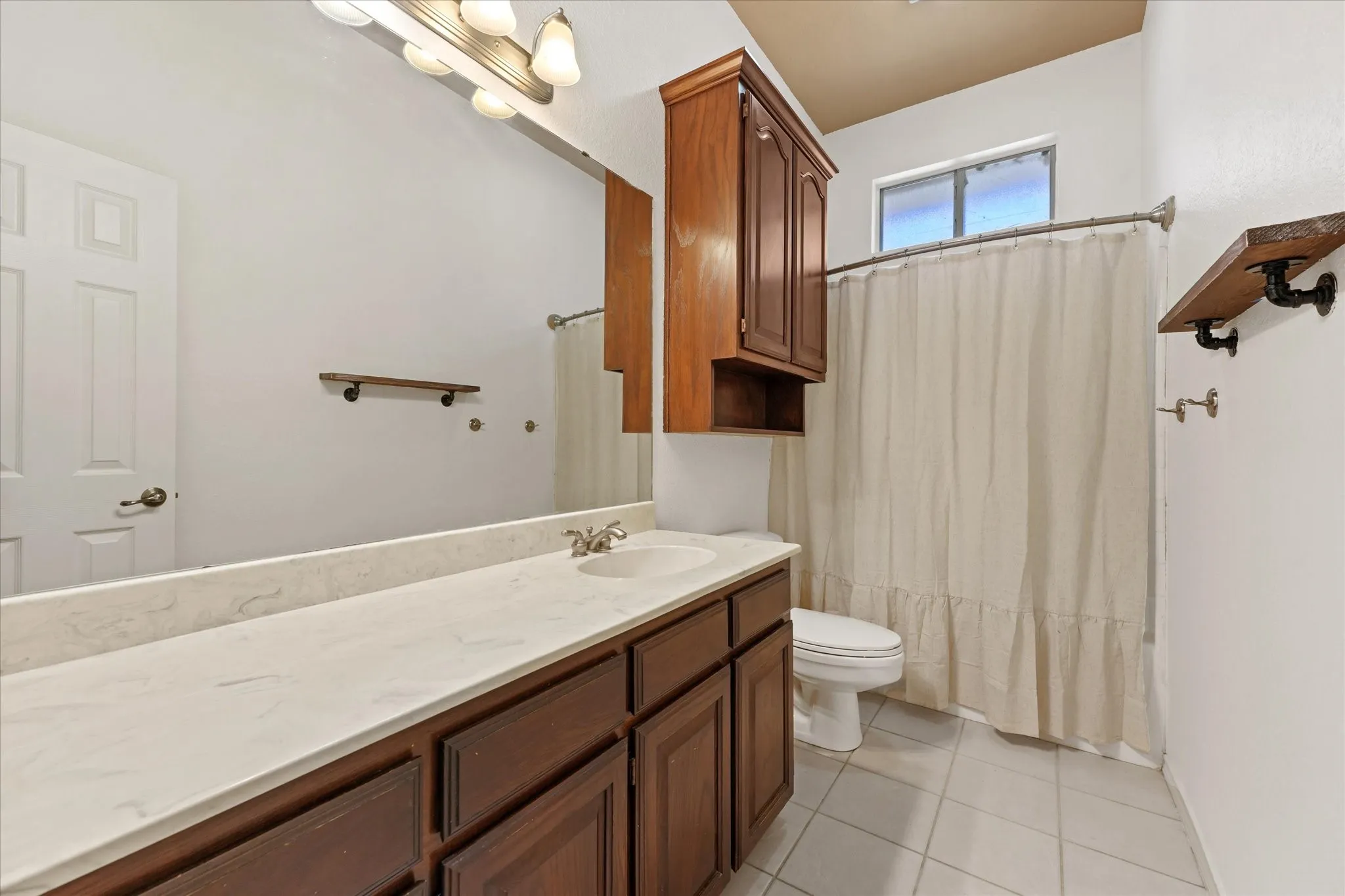 Single Family Residence For Sale in Denton County , 415 Valley View Lane, Krum, Texas 76249, 3 Bedroom, 2 Bathroom, 2 Garage spaces, 2,029 Sqft, built in 2001, mls#21348760, Real Estate Agent in Krum, Homes For Sale in Denton county, Homes For Sale in Krum, Realtor in Krum Texas, Real Estate Brokerage Independent Realty Texas, Luminita Cordes Realtor
