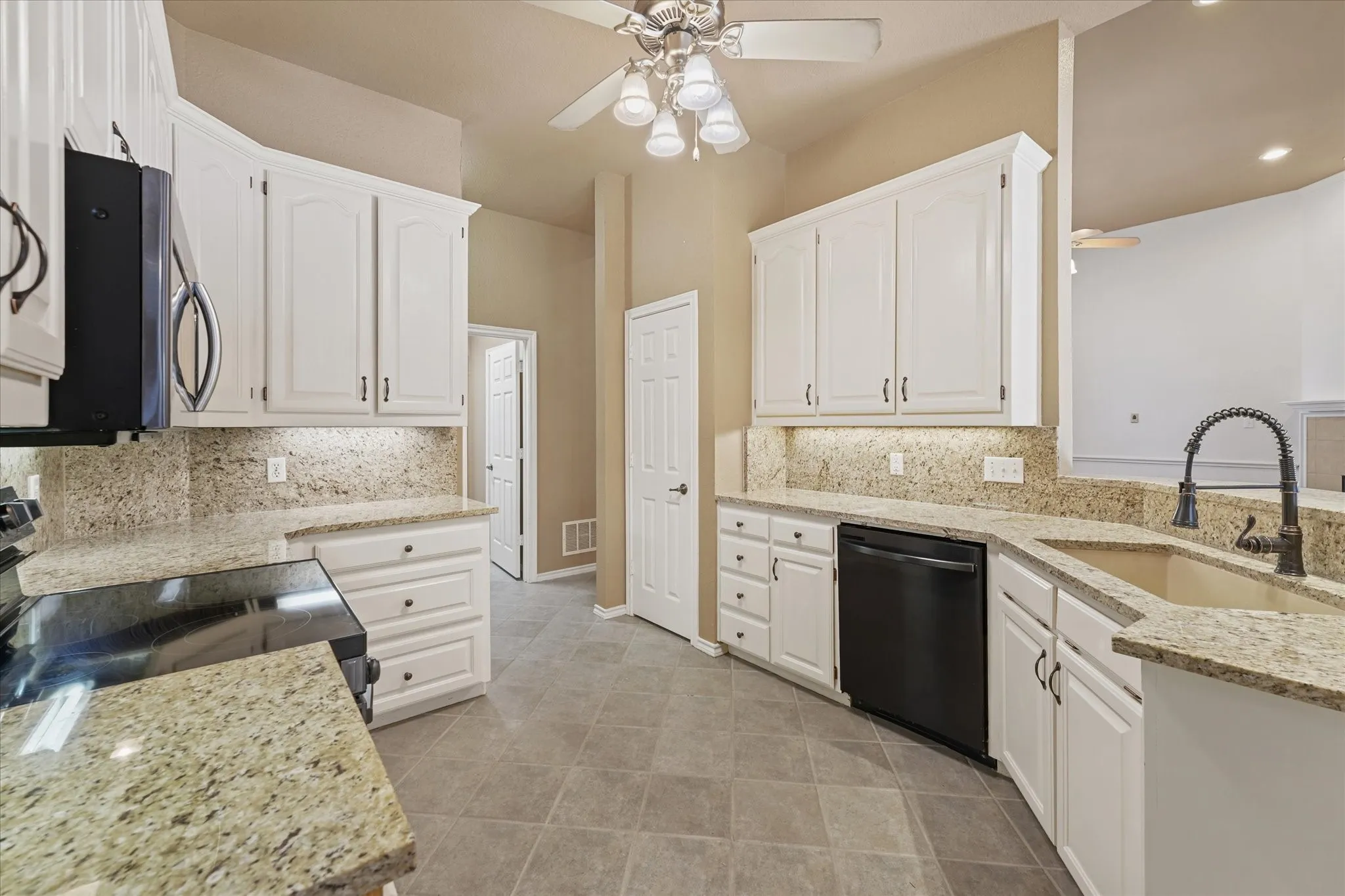 Single Family Residence For Sale in Denton County , 415 Valley View Lane, Krum, Texas 76249, 3 Bedroom, 2 Bathroom, 2 Garage spaces, 2,029 Sqft, built in 2001, mls#21348760, Real Estate Agent in Krum, Homes For Sale in Denton county, Homes For Sale in Krum, Realtor in Krum Texas, Real Estate Brokerage Independent Realty Texas, Luminita Cordes Realtor