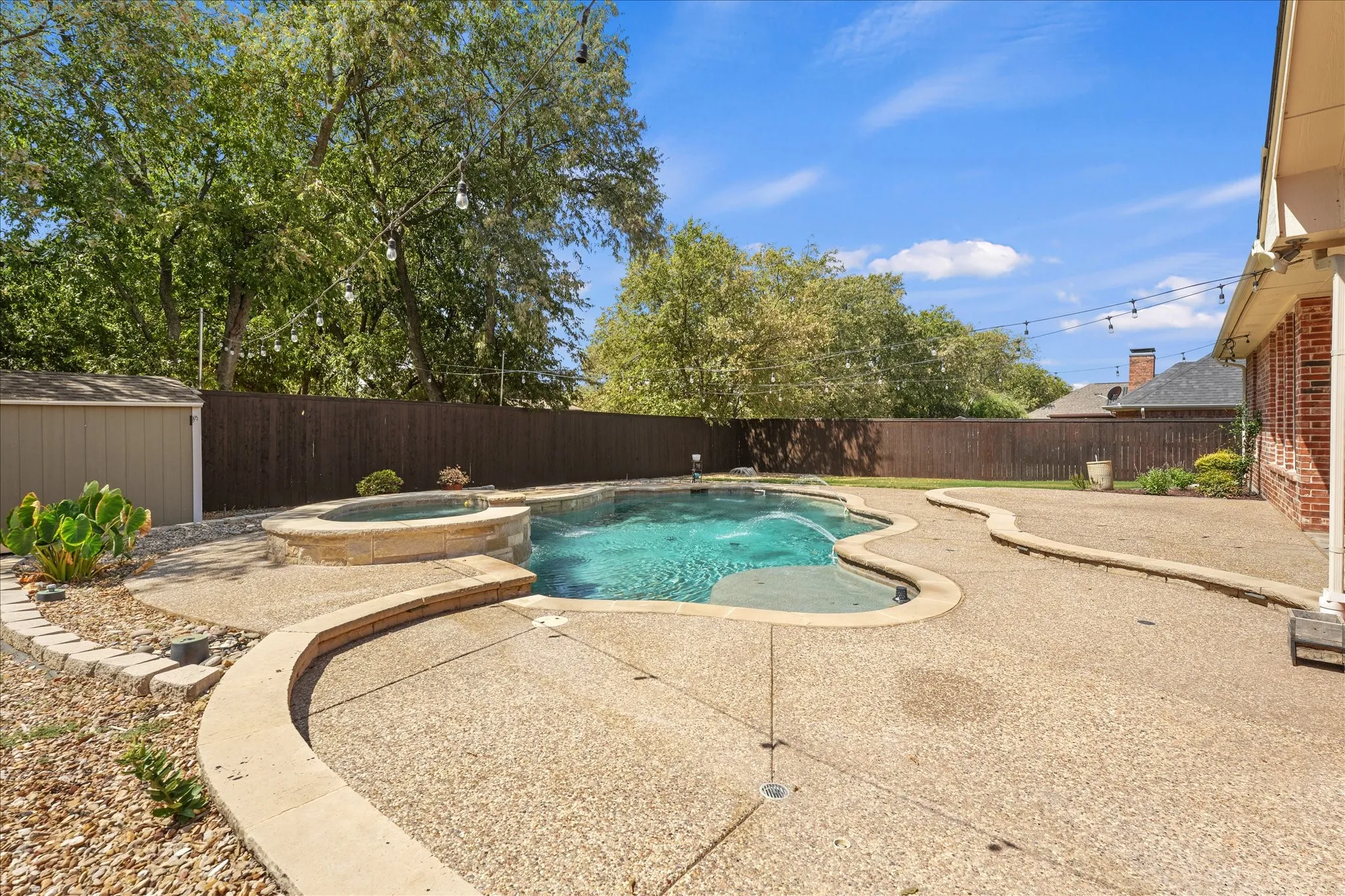 Single Family Residence For Sale in Denton County , 415 Valley View Lane, Krum, Texas 76249, 3 Bedroom, 2 Bathroom, 2 Garage spaces, 2,029 Sqft, built in 2001, mls#21348760, Real Estate Agent in Krum, Homes For Sale in Denton county, Homes For Sale in Krum, Realtor in Krum Texas, Real Estate Brokerage Independent Realty Texas, Luminita Cordes Realtor
