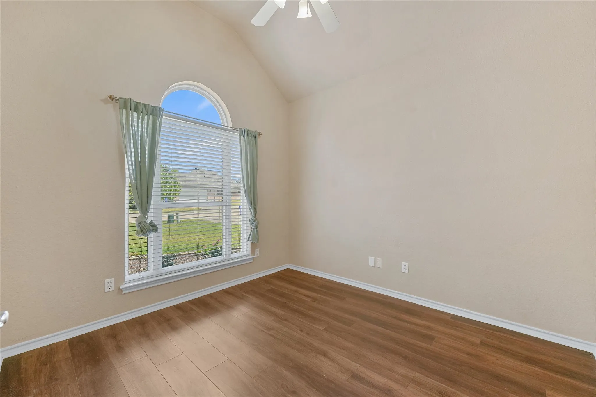 Single Family Residence For Sale in Denton County , 415 Valley View Lane, Krum, Texas 76249, 3 Bedroom, 2 Bathroom, 2 Garage spaces, 2,029 Sqft, built in 2001, mls#21348760, Real Estate Agent in Krum, Homes For Sale in Denton county, Homes For Sale in Krum, Realtor in Krum Texas, Real Estate Brokerage Independent Realty Texas, Luminita Cordes Realtor