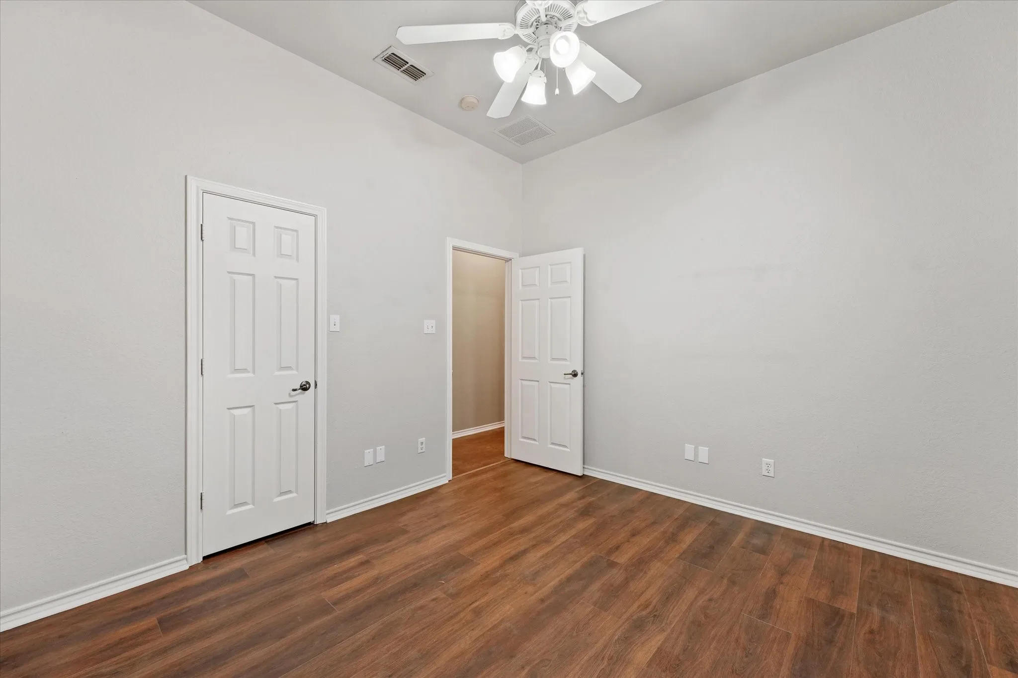 Single Family Residence For Sale in Denton County , 415 Valley View Lane, Krum, Texas 76249, 3 Bedroom, 2 Bathroom, 2 Garage spaces, 2,029 Sqft, built in 2001, mls#21348760, Real Estate Agent in Krum, Homes For Sale in Denton county, Homes For Sale in Krum, Realtor in Krum Texas, Real Estate Brokerage Independent Realty Texas, Luminita Cordes Realtor