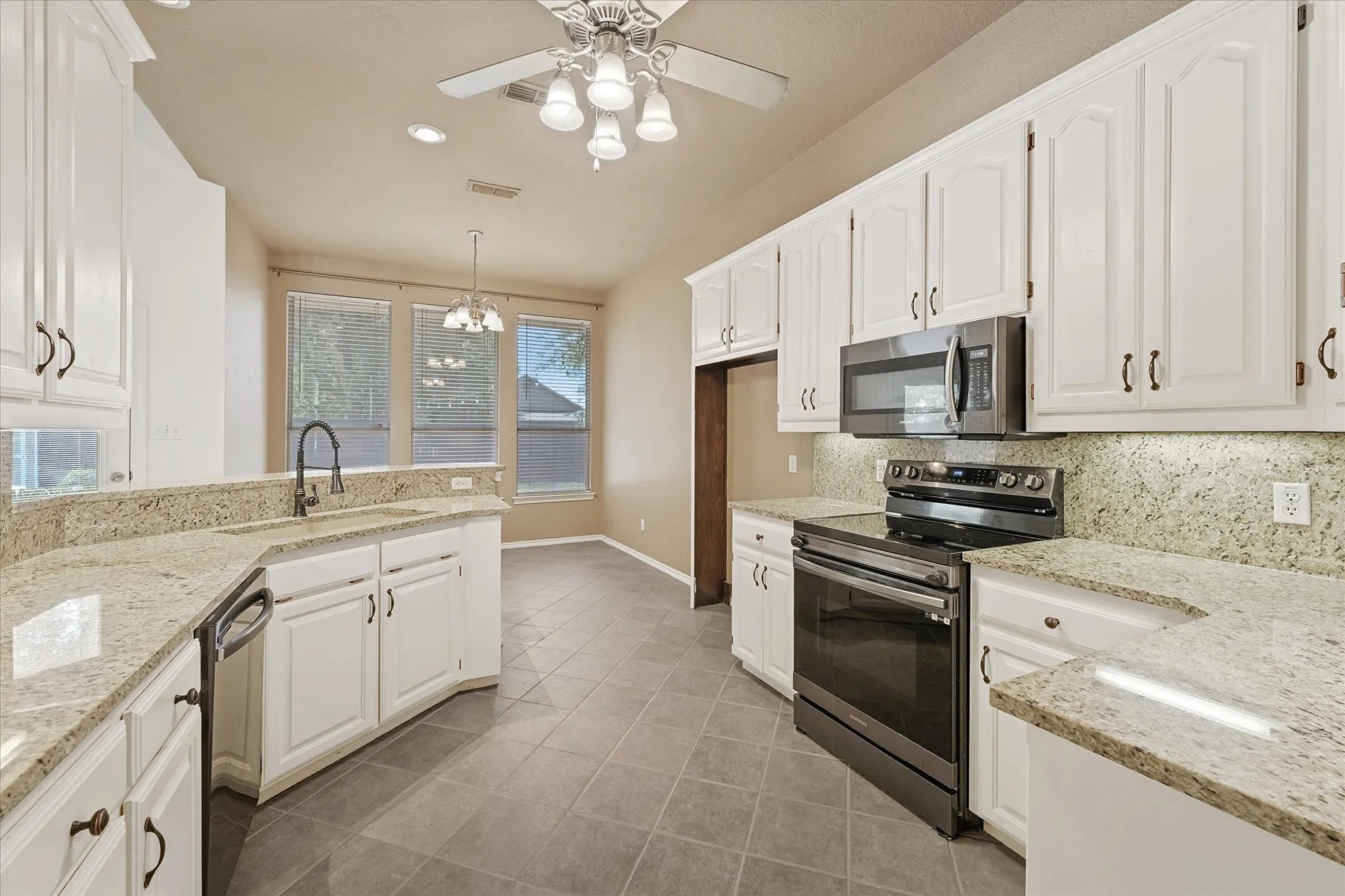 Single Family Residence For Sale in Denton County , 415 Valley View Lane, Krum, Texas 76249, 3 Bedroom, 2 Bathroom, 2 Garage spaces, 2,029 Sqft, built in 2001, mls#21348760, Real Estate Agent in Krum, Homes For Sale in Denton county, Homes For Sale in Krum, Realtor in Krum Texas, Real Estate Brokerage Independent Realty Texas, Luminita Cordes Realtor