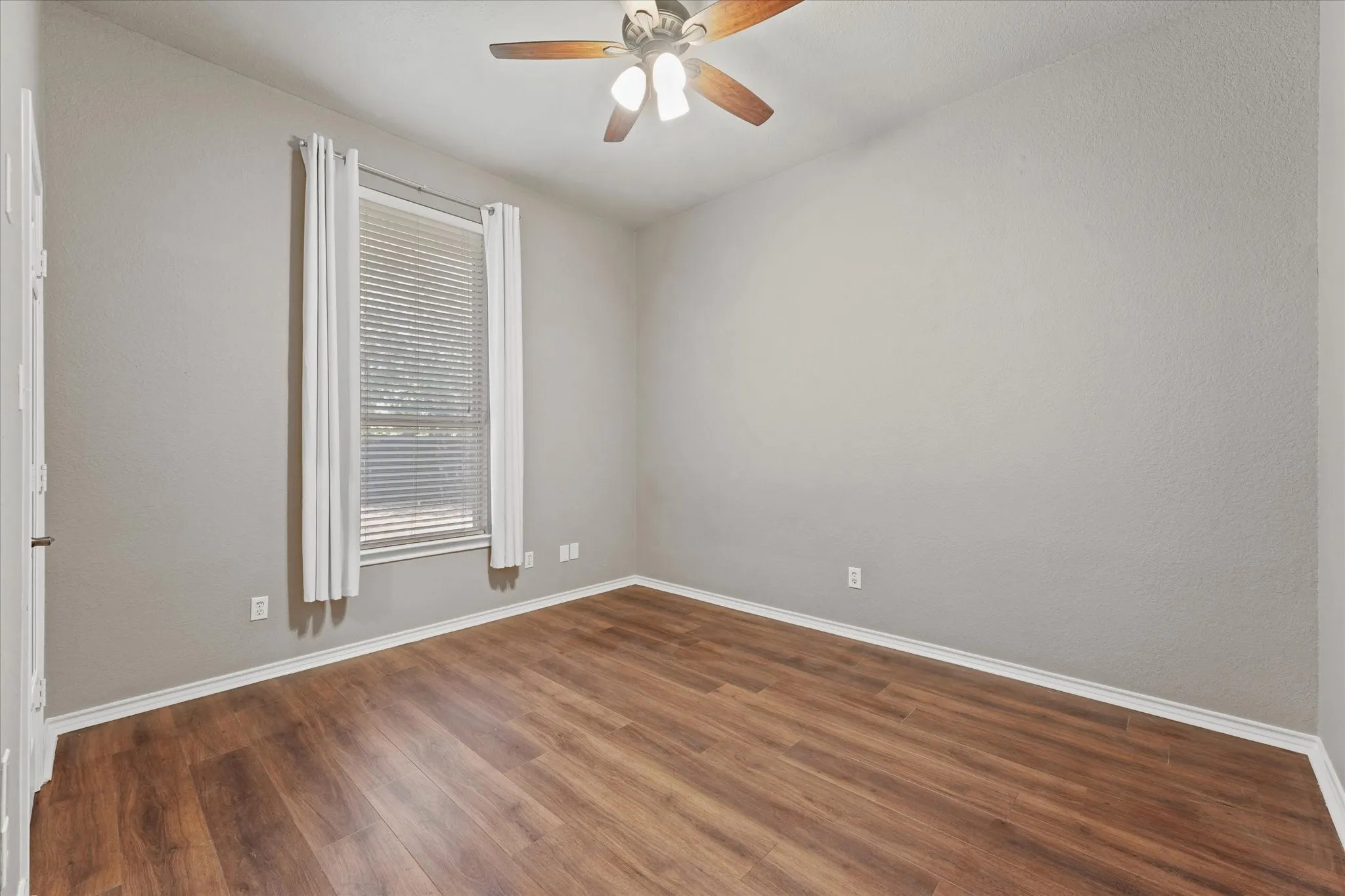 Single Family Residence For Sale in Denton County , 415 Valley View Lane, Krum, Texas 76249, 3 Bedroom, 2 Bathroom, 2 Garage spaces, 2,029 Sqft, built in 2001, mls#21348760, Real Estate Agent in Krum, Homes For Sale in Denton county, Homes For Sale in Krum, Realtor in Krum Texas, Real Estate Brokerage Independent Realty Texas, Luminita Cordes Realtor