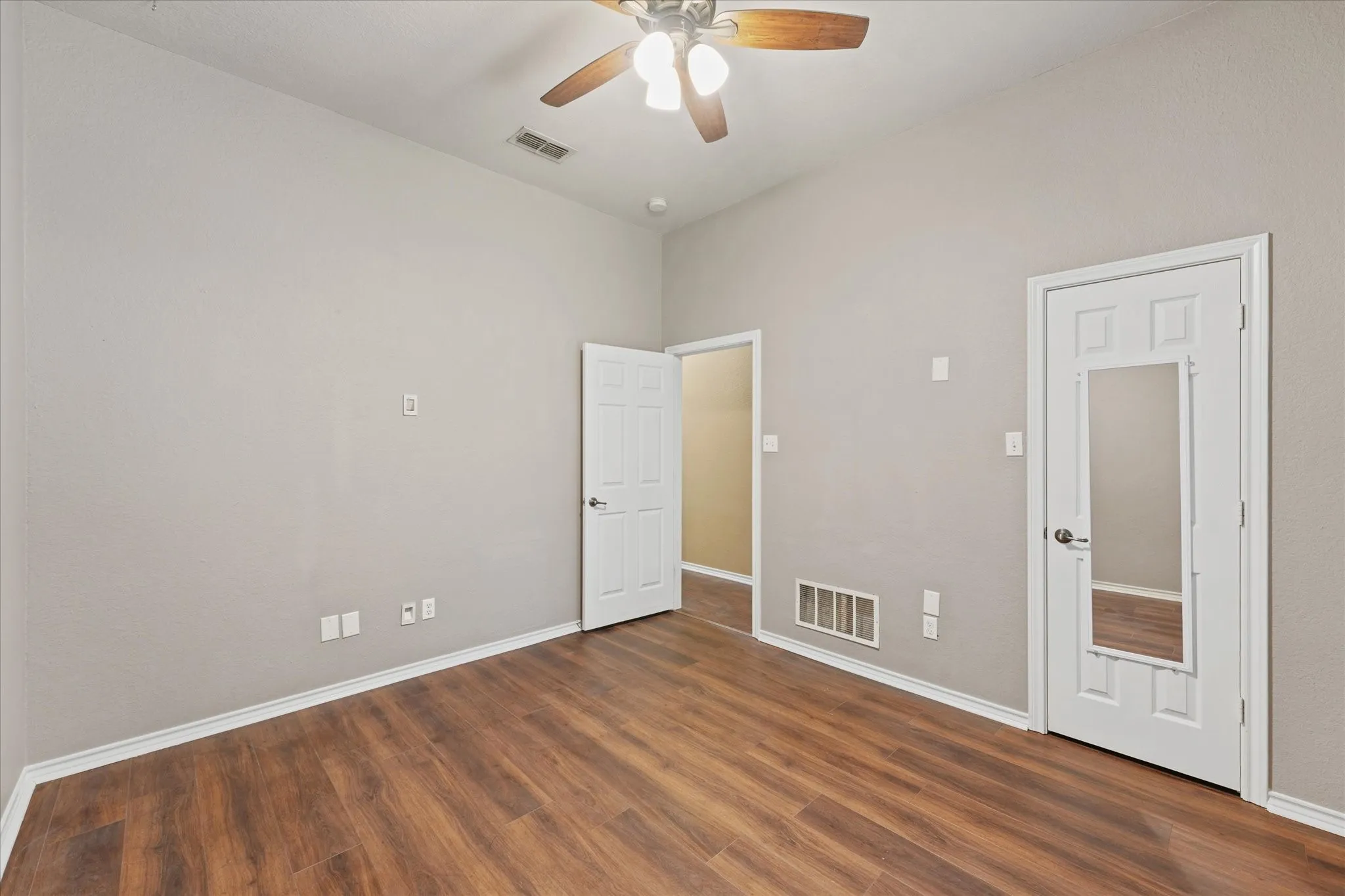Single Family Residence For Sale in Denton County , 415 Valley View Lane, Krum, Texas 76249, 3 Bedroom, 2 Bathroom, 2 Garage spaces, 2,029 Sqft, built in 2001, mls#21348760, Real Estate Agent in Krum, Homes For Sale in Denton county, Homes For Sale in Krum, Realtor in Krum Texas, Real Estate Brokerage Independent Realty Texas, Luminita Cordes Realtor