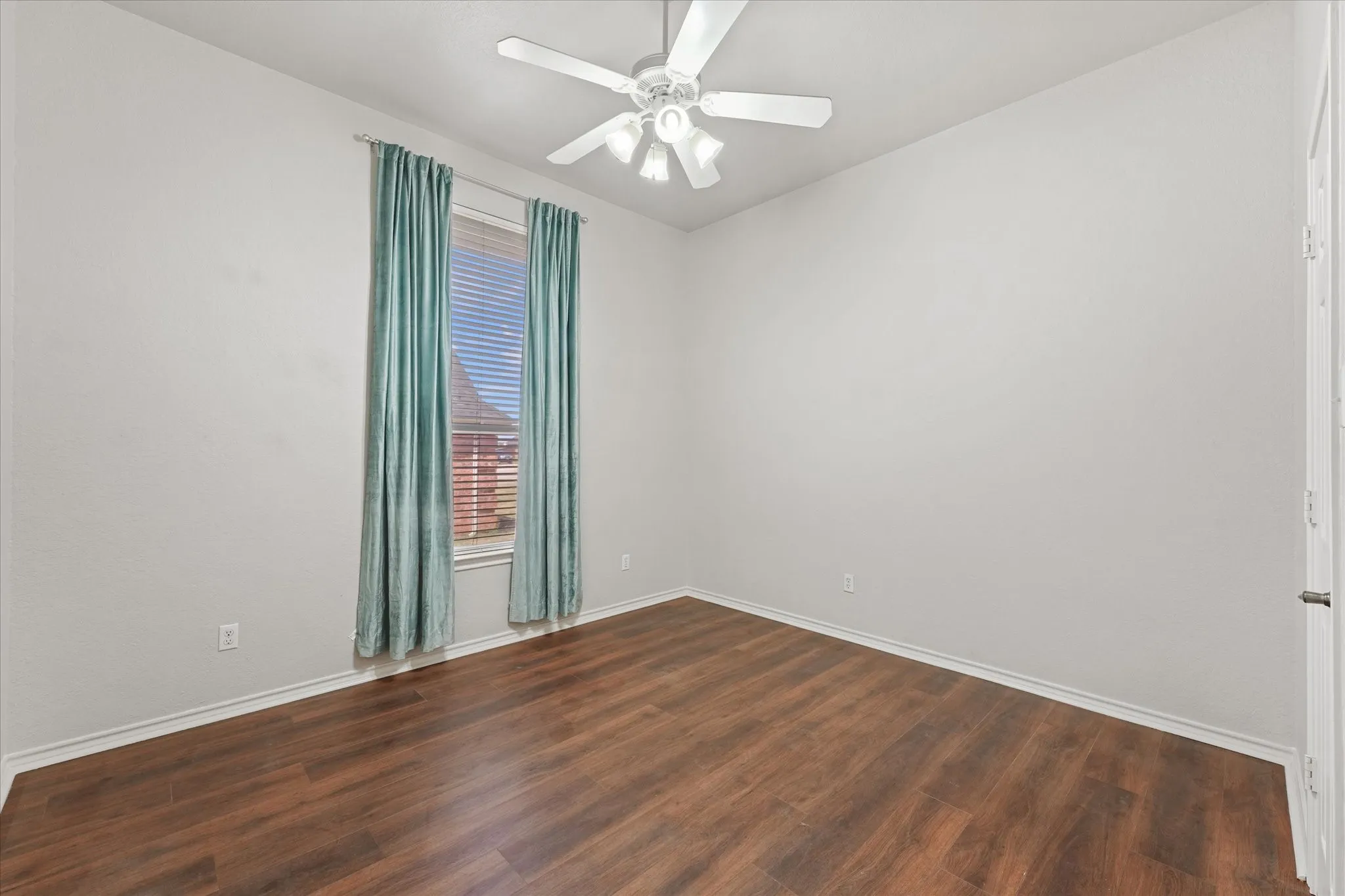 Single Family Residence For Sale in Denton County , 415 Valley View Lane, Krum, Texas 76249, 3 Bedroom, 2 Bathroom, 2 Garage spaces, 2,029 Sqft, built in 2001, mls#21348760, Real Estate Agent in Krum, Homes For Sale in Denton county, Homes For Sale in Krum, Realtor in Krum Texas, Real Estate Brokerage Independent Realty Texas, Luminita Cordes Realtor