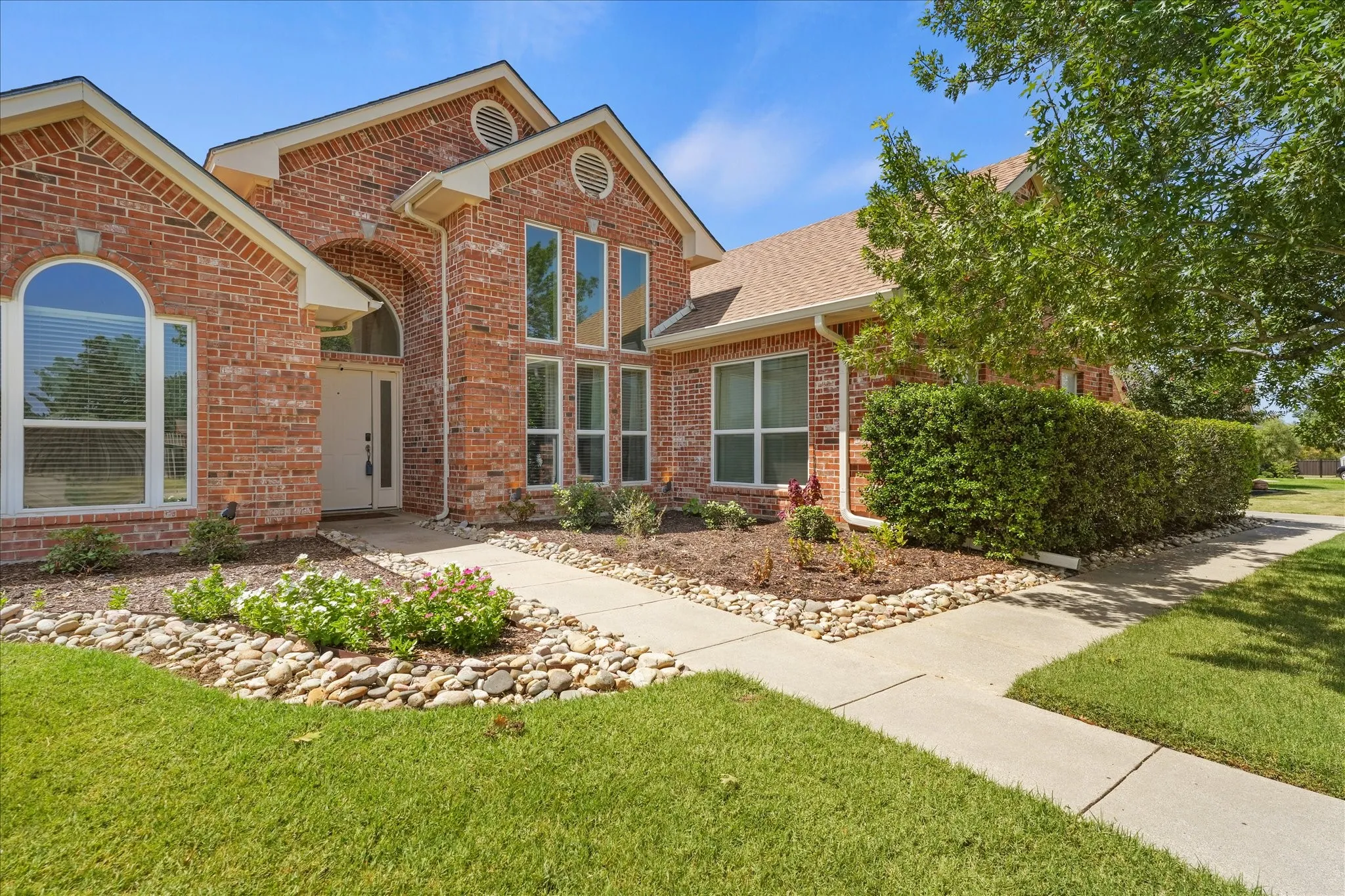 Single Family Residence For Sale in Denton County , 415 Valley View Lane, Krum, Texas 76249, 3 Bedroom, 2 Bathroom, 2 Garage spaces, 2,029 Sqft, built in 2001, mls#21348760, Real Estate Agent in Krum, Homes For Sale in Denton county, Homes For Sale in Krum, Realtor in Krum Texas, Real Estate Brokerage Independent Realty Texas, Luminita Cordes Realtor