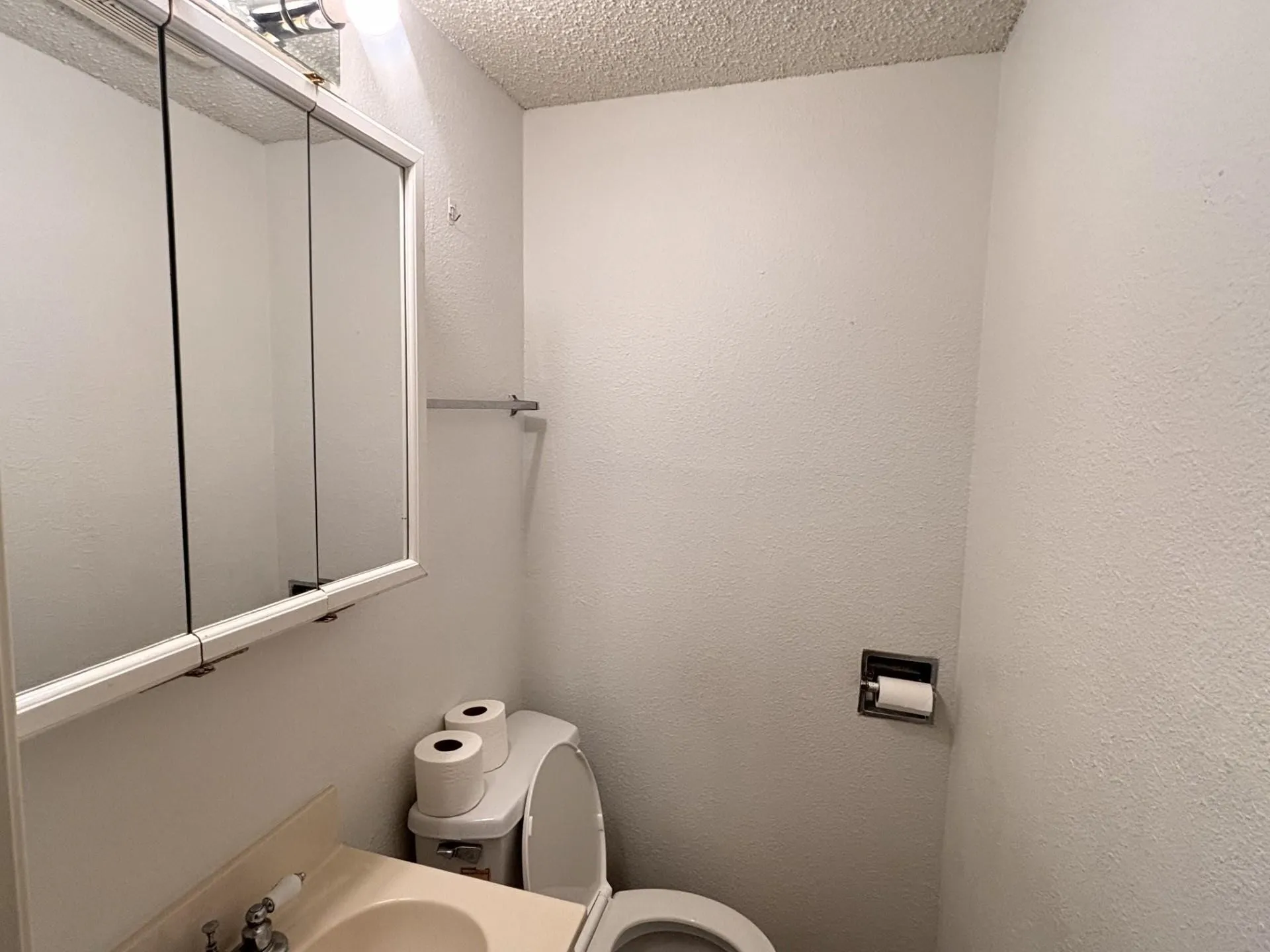 Single Family Residence For Rent in Tarrant County , 1821 Donna Street, Arlington, Texas 76013, 3 Bedroom, 2 Bathroom, Garage spaces, 1,211 Sqft, built in 1953, mls#21348794, Real Estate Agent in Arlington, Homes For Rent in Tarrant county, Homes For Rent in Arlington, Realtor in Arlington Texas, Real Estate Brokerage Independent Realty Texas, Luminita Cordes Realtor
