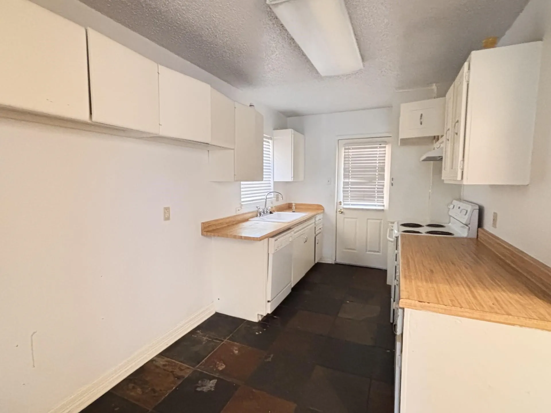 Single Family Residence For Rent in Tarrant County , 1821 Donna Street, Arlington, Texas 76013, 3 Bedroom, 2 Bathroom, Garage spaces, 1,211 Sqft, built in 1953, mls#21348794, Real Estate Agent in Arlington, Homes For Rent in Tarrant county, Homes For Rent in Arlington, Realtor in Arlington Texas, Real Estate Brokerage Independent Realty Texas, Luminita Cordes Realtor