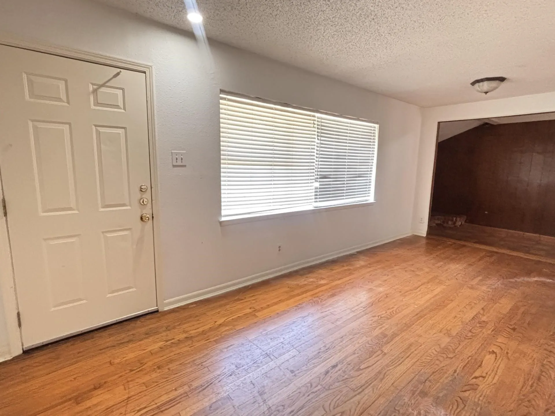 Single Family Residence For Rent in Tarrant County , 1821 Donna Street, Arlington, Texas 76013, 3 Bedroom, 2 Bathroom, Garage spaces, 1,211 Sqft, built in 1953, mls#21348794, Real Estate Agent in Arlington, Homes For Rent in Tarrant county, Homes For Rent in Arlington, Realtor in Arlington Texas, Real Estate Brokerage Independent Realty Texas, Luminita Cordes Realtor