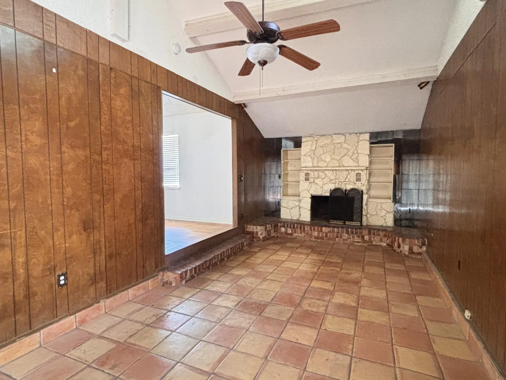 Single Family Residence For Rent in Tarrant County , 1821 Donna Street, Arlington, Texas 76013, 3 Bedroom, 2 Bathroom, Garage spaces, 1,211 Sqft, built in 1953, mls#21348794, Real Estate Agent in Arlington, Homes For Rent in Tarrant county, Homes For Rent in Arlington, Realtor in Arlington Texas, Real Estate Brokerage Independent Realty Texas, Luminita Cordes Realtor