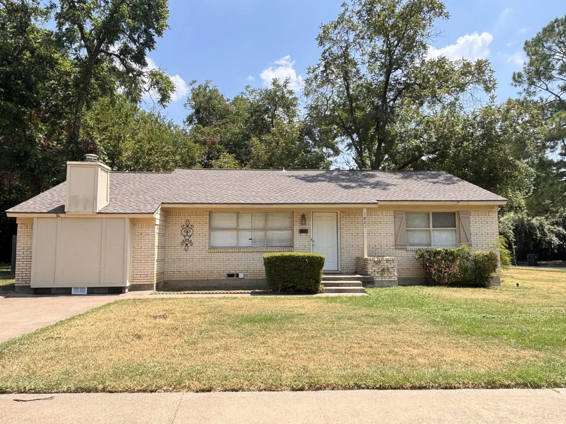 Single Family Residence For Rent in Tarrant County , 1821 Donna Street, Arlington, Texas 76013, 3 Bedroom, 2 Bathroom, Garage spaces, 1,211 Sqft, built in 1953, mls#21348794, Real Estate Agent in Arlington, Homes For Rent in Tarrant county, Homes For Rent in Arlington, Realtor in Arlington Texas, Real Estate Brokerage Independent Realty Texas, Luminita Cordes Realtor