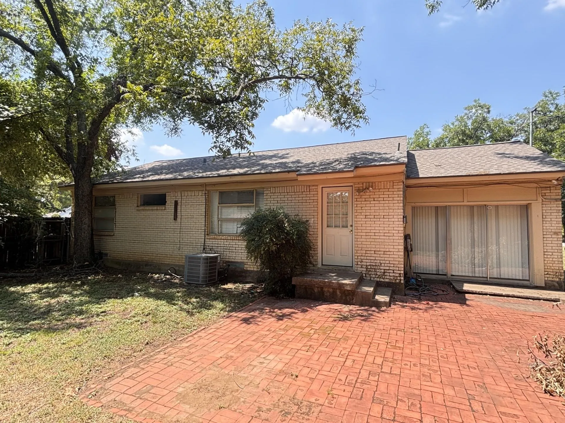 Single Family Residence For Rent in Tarrant County , 1821 Donna Street, Arlington, Texas 76013, 3 Bedroom, 2 Bathroom, Garage spaces, 1,211 Sqft, built in 1953, mls#21348794, Real Estate Agent in Arlington, Homes For Rent in Tarrant county, Homes For Rent in Arlington, Realtor in Arlington Texas, Real Estate Brokerage Independent Realty Texas, Luminita Cordes Realtor