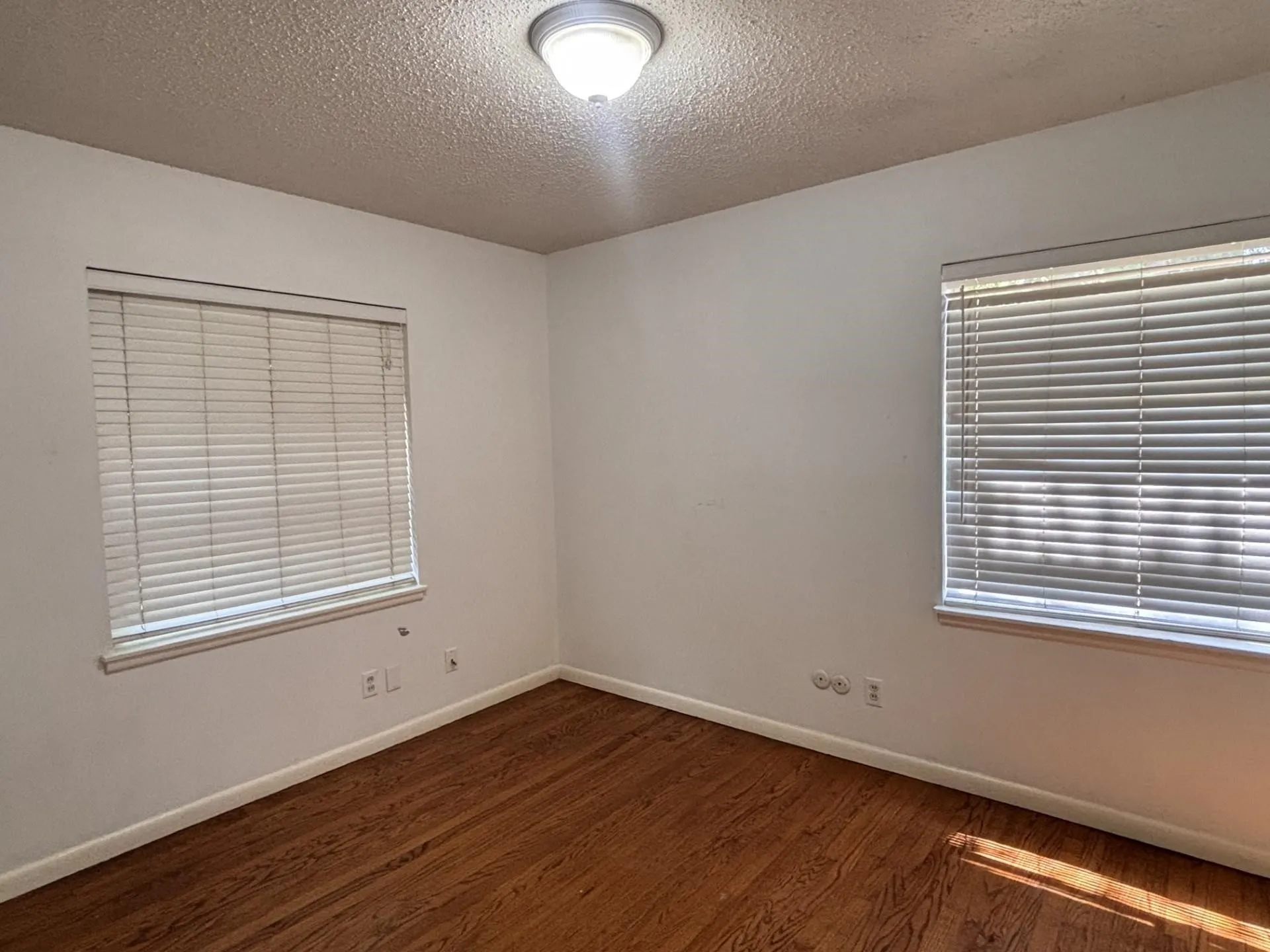 Single Family Residence For Rent in Tarrant County , 1821 Donna Street, Arlington, Texas 76013, 3 Bedroom, 2 Bathroom, Garage spaces, 1,211 Sqft, built in 1953, mls#21348794, Real Estate Agent in Arlington, Homes For Rent in Tarrant county, Homes For Rent in Arlington, Realtor in Arlington Texas, Real Estate Brokerage Independent Realty Texas, Luminita Cordes Realtor