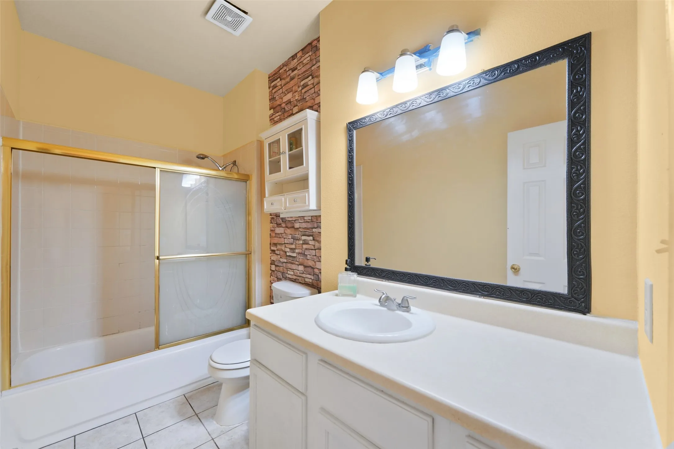 Single Family Residence For Sale in Dallas County , 119 N Frances Street, Dallas, Texas 75211, 3 Bedroom, 2 Bathroom, Garage spaces, 2,012 Sqft, built in 2003, Price $345,000, mls#21348775, Real Estate Agent in Dallas, Homes For Sale in Dallas county, Homes For Sale in Dallas, Realtor in Dallas Texas, Real Estate Brokerage Independent Realty Texas, Luminita Cordes Realtor