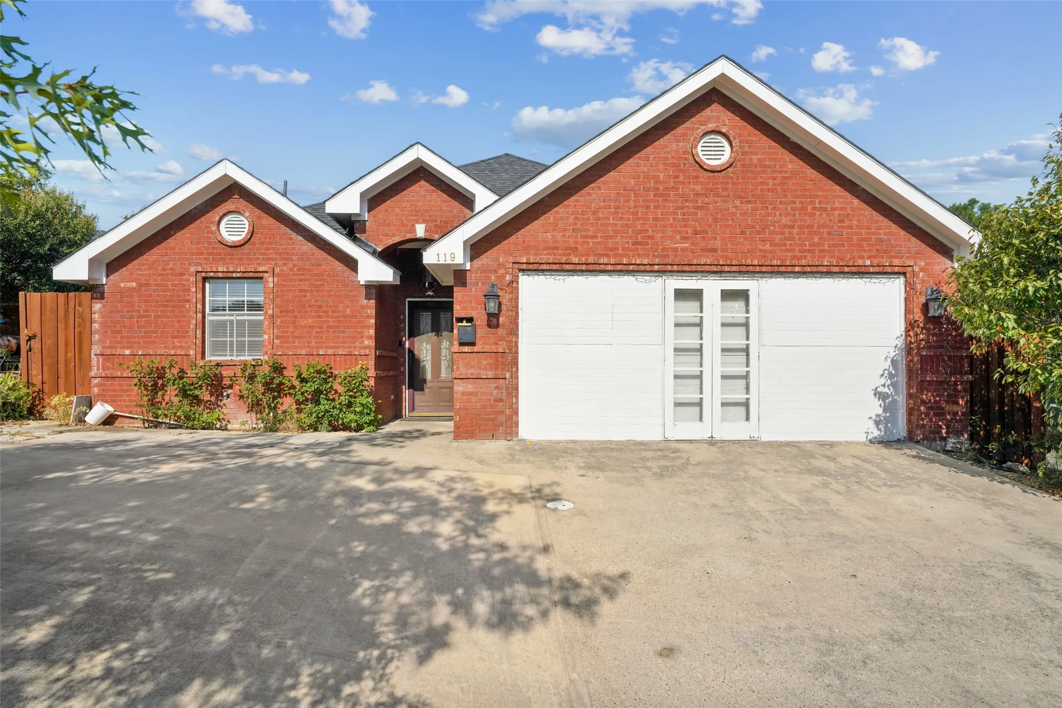 Single Family Residence For Sale in Dallas County , 119 N Frances Street, Dallas, Texas 75211, 3 Bedroom, 2 Bathroom, Garage spaces, 2,012 Sqft, built in 2003, Price $345,000, mls#21348775, Real Estate Agent in Dallas, Homes For Sale in Dallas county, Homes For Sale in Dallas, Realtor in Dallas Texas, Real Estate Brokerage Independent Realty Texas, Luminita Cordes Realtor