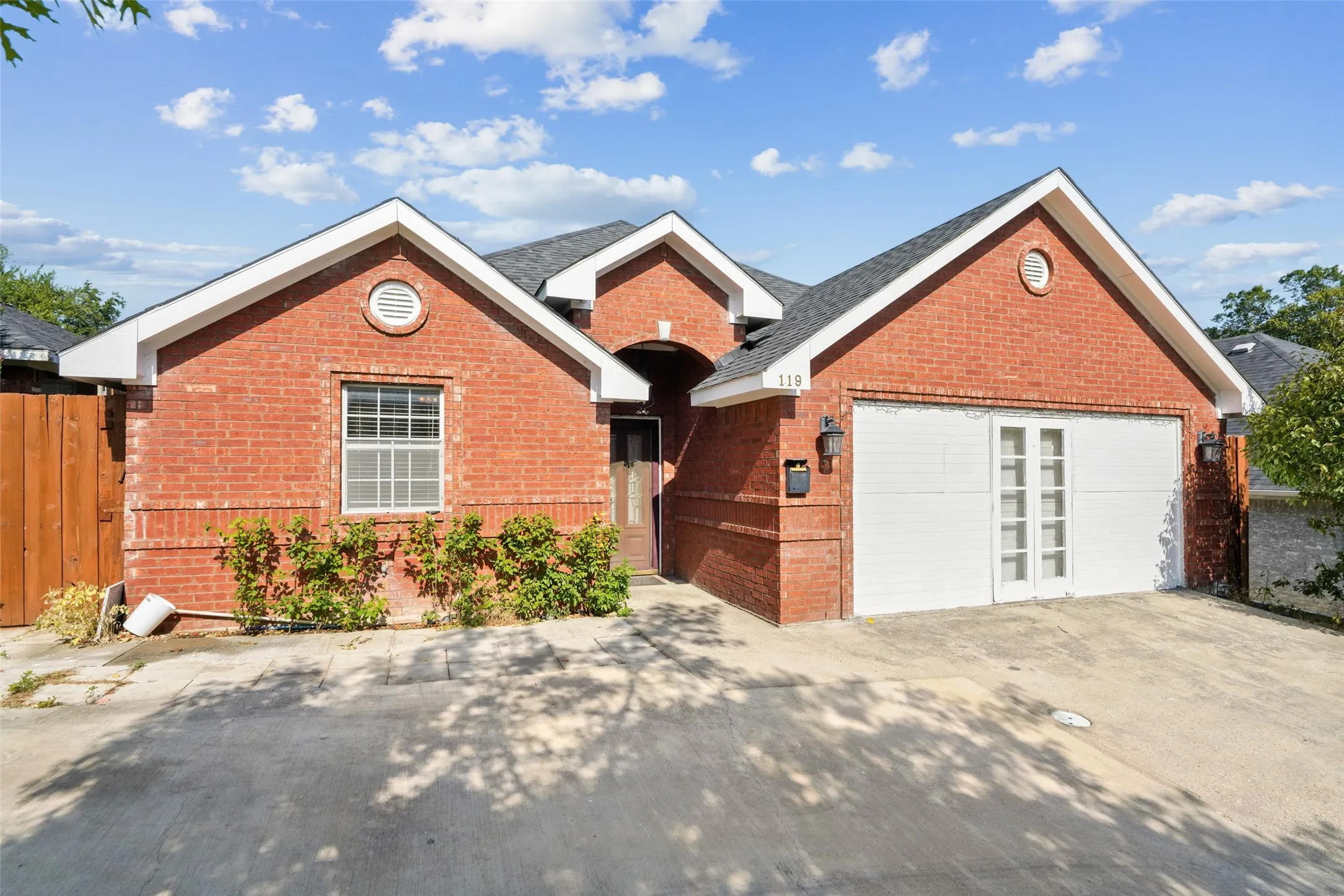 Single Family Residence For Sale in Dallas County , 119 N Frances Street, Dallas, Texas 75211, 3 Bedroom, 2 Bathroom, Garage spaces, 2,012 Sqft, built in 2003, Price $345,000, mls#21348775, Real Estate Agent in Dallas, Homes For Sale in Dallas county, Homes For Sale in Dallas, Realtor in Dallas Texas, Real Estate Brokerage Independent Realty Texas, Luminita Cordes Realtor