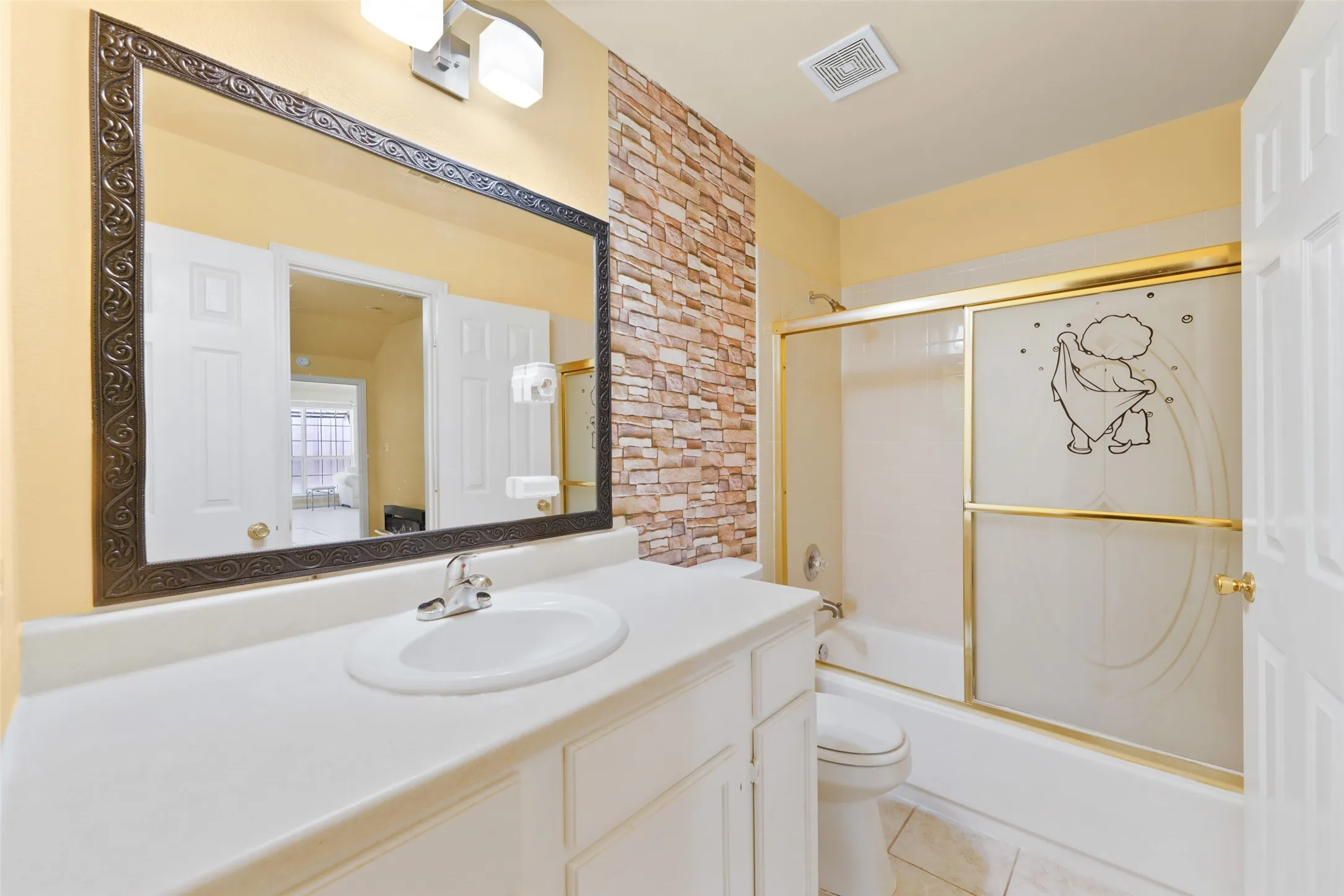 Single Family Residence For Sale in Dallas County , 119 N Frances Street, Dallas, Texas 75211, 3 Bedroom, 2 Bathroom, Garage spaces, 2,012 Sqft, built in 2003, Price $345,000, mls#21348775, Real Estate Agent in Dallas, Homes For Sale in Dallas county, Homes For Sale in Dallas, Realtor in Dallas Texas, Real Estate Brokerage Independent Realty Texas, Luminita Cordes Realtor