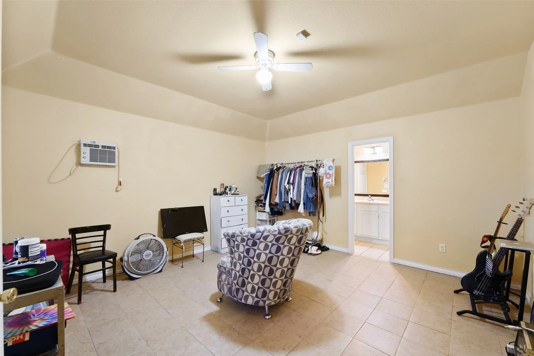 Single Family Residence For Sale in Dallas County , 119 N Frances Street, Dallas, Texas 75211, 3 Bedroom, 2 Bathroom, Garage spaces, 2,012 Sqft, built in 2003, Price $345,000, mls#21348775, Real Estate Agent in Dallas, Homes For Sale in Dallas county, Homes For Sale in Dallas, Realtor in Dallas Texas, Real Estate Brokerage Independent Realty Texas, Luminita Cordes Realtor