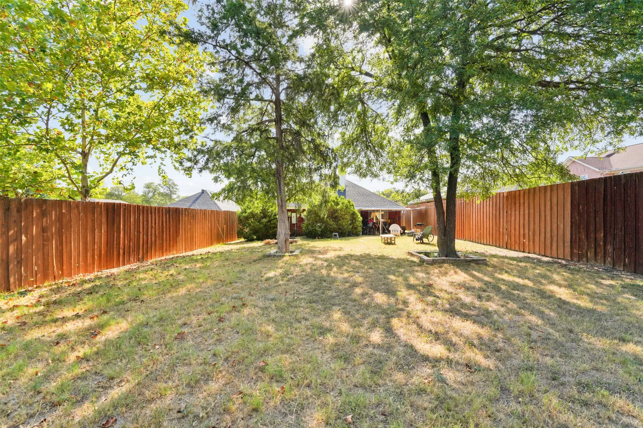 Single Family Residence For Sale in Dallas County , 119 N Frances Street, Dallas, Texas 75211, 3 Bedroom, 2 Bathroom, Garage spaces, 2,012 Sqft, built in 2003, Price $345,000, mls#21348775, Real Estate Agent in Dallas, Homes For Sale in Dallas county, Homes For Sale in Dallas, Realtor in Dallas Texas, Real Estate Brokerage Independent Realty Texas, Luminita Cordes Realtor
