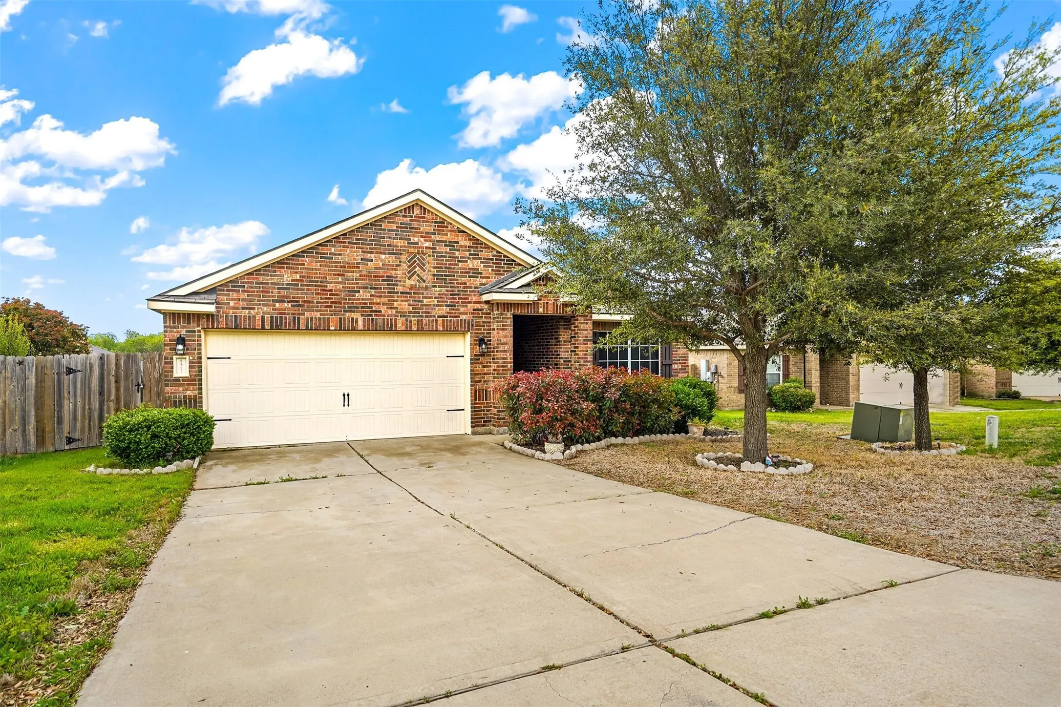 Single Family Residence For Sale in Wise County , 121 Dodge City Court, Newark, Texas 76071, 3 Bedroom, 2 Bathroom, 2 Garage spaces, 1,330 Sqft, built in 2011, mls#21348833, Real Estate Agent in Newark, Homes For Sale in Wise county, Homes For Sale in Newark, Realtor in Newark Texas, Real Estate Brokerage Independent Realty Texas, Luminita Cordes Realtor