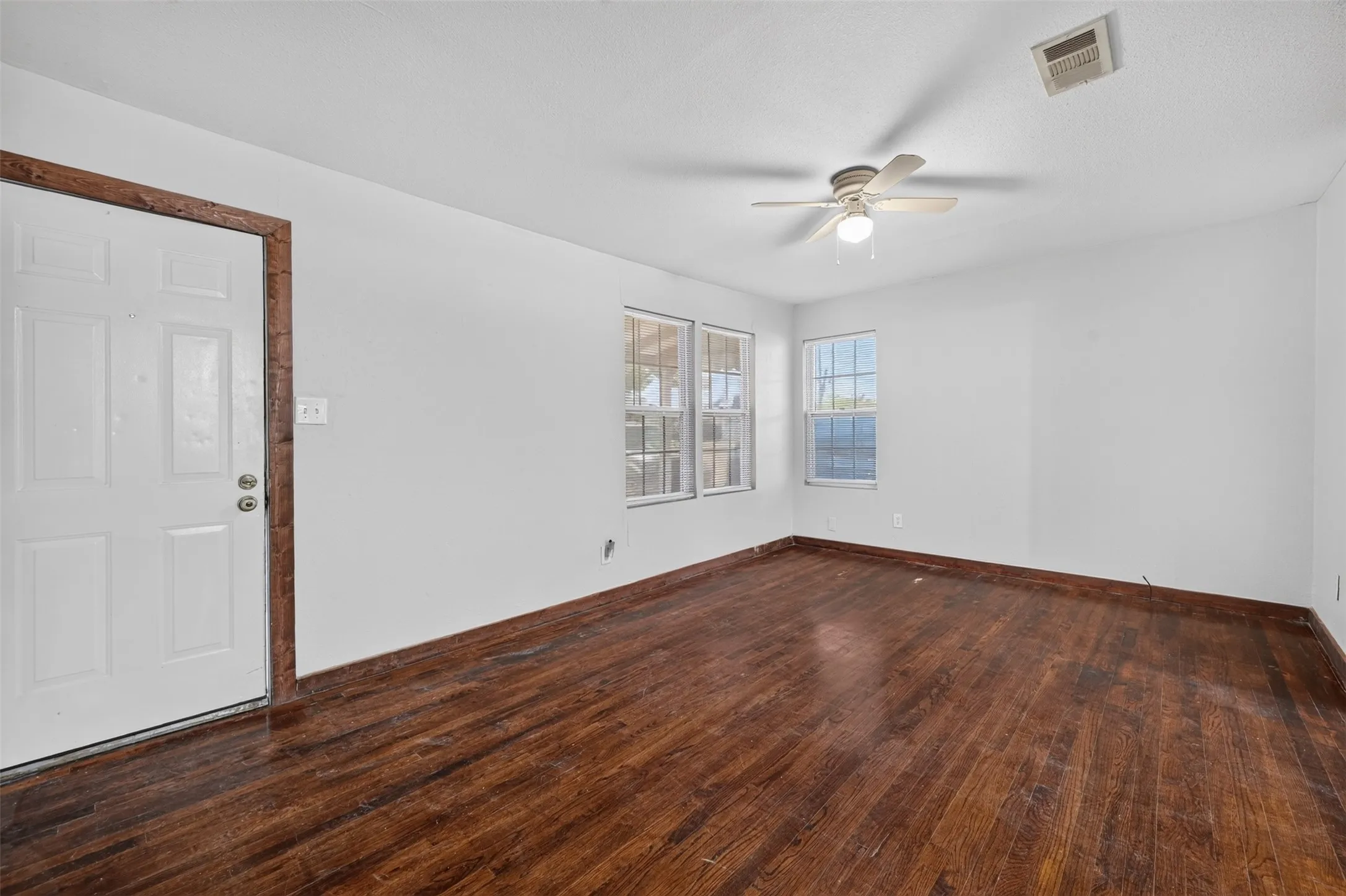 Single Family Residence For Sale in Collin County , 610 Jefferson Avenue, Princeton, Texas 75407, 2 Bedroom, 1 Bathroom, Garage spaces, 1,148 Sqft, built in 1950, mls#21348404, Real Estate Agent in Princeton, Homes For Sale in Collin county, Homes For Sale in Princeton, Realtor in Princeton Texas, Real Estate Brokerage Independent Realty Texas, Luminita Cordes Realtor