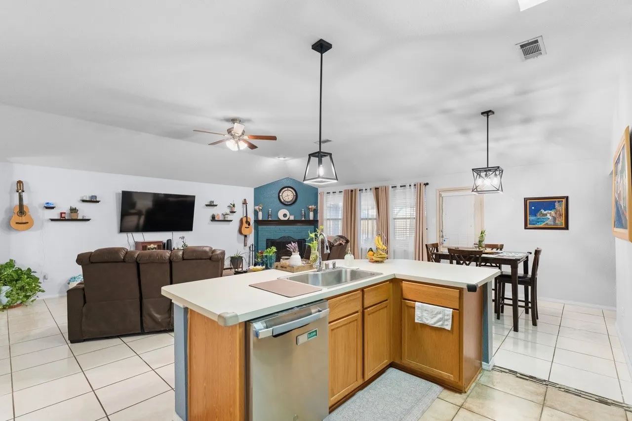 Single Family Residence For Sale in Tarrant County , 9225 Conestoga Drive, Fort Worth, Texas 76131, 3 Bedroom, 2 Bathroom, 2 Garage spaces, 1,808 Sqft, built in 2005, mls#21348859, Real Estate Agent in Fort Worth, Homes For Sale in Tarrant county, Homes For Sale in Fort Worth, Realtor in Fort Worth Texas, Real Estate Brokerage Independent Realty Texas, Luminita Cordes Realtor