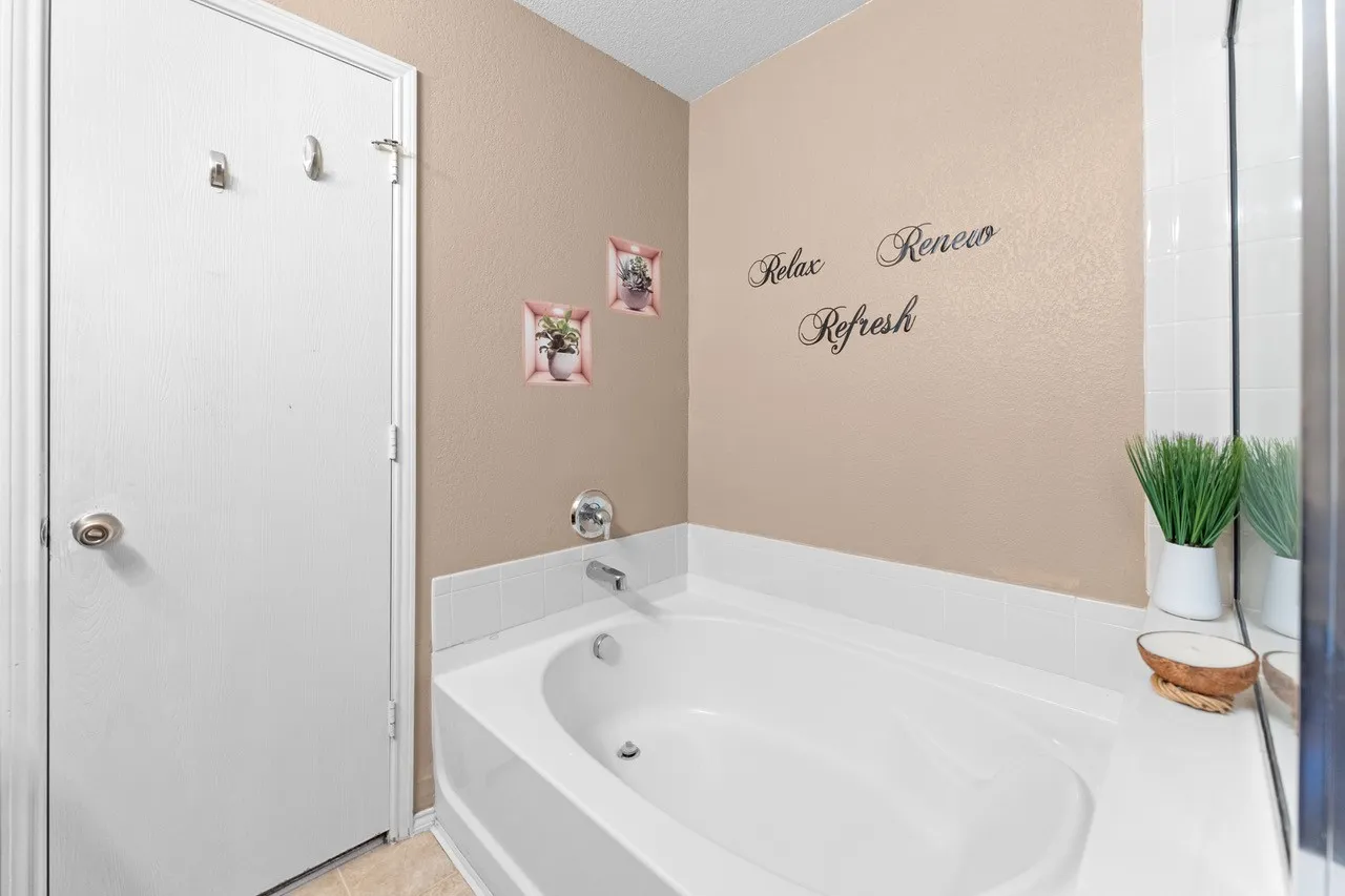 Single Family Residence For Sale in Tarrant County , 9225 Conestoga Drive, Fort Worth, Texas 76131, 3 Bedroom, 2 Bathroom, 2 Garage spaces, 1,808 Sqft, built in 2005, mls#21348859, Real Estate Agent in Fort Worth, Homes For Sale in Tarrant county, Homes For Sale in Fort Worth, Realtor in Fort Worth Texas, Real Estate Brokerage Independent Realty Texas, Luminita Cordes Realtor