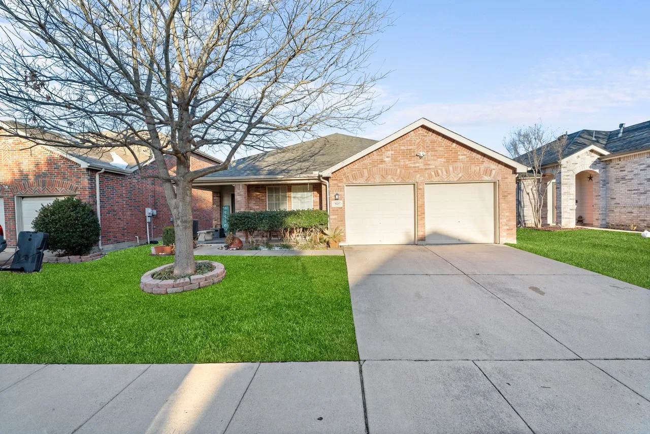 Single Family Residence For Sale in Tarrant County , 9225 Conestoga Drive, Fort Worth, Texas 76131, 3 Bedroom, 2 Bathroom, 2 Garage spaces, 1,808 Sqft, built in 2005, mls#21348859, Real Estate Agent in Fort Worth, Homes For Sale in Tarrant county, Homes For Sale in Fort Worth, Realtor in Fort Worth Texas, Real Estate Brokerage Independent Realty Texas, Luminita Cordes Realtor