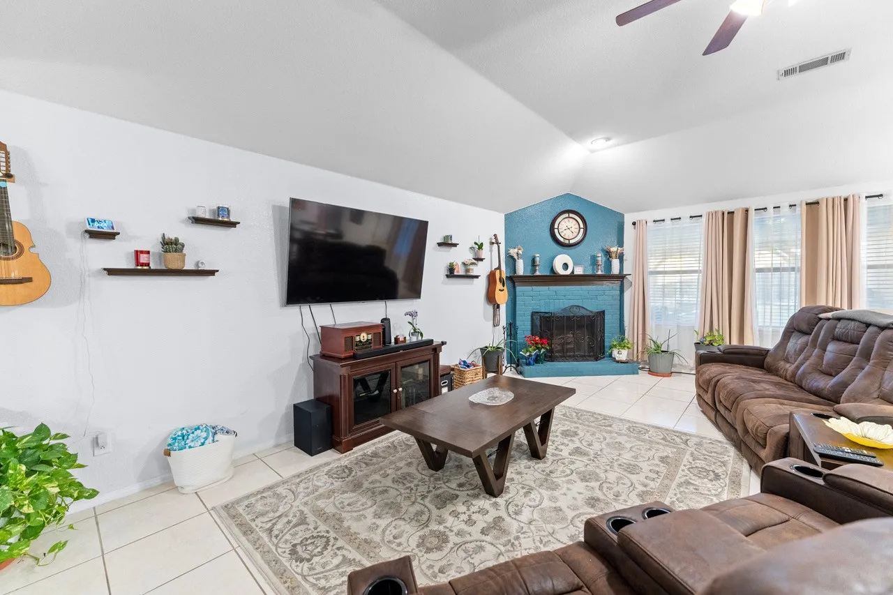 Single Family Residence For Sale in Tarrant County , 9225 Conestoga Drive, Fort Worth, Texas 76131, 3 Bedroom, 2 Bathroom, 2 Garage spaces, 1,808 Sqft, built in 2005, mls#21348859, Real Estate Agent in Fort Worth, Homes For Sale in Tarrant county, Homes For Sale in Fort Worth, Realtor in Fort Worth Texas, Real Estate Brokerage Independent Realty Texas, Luminita Cordes Realtor