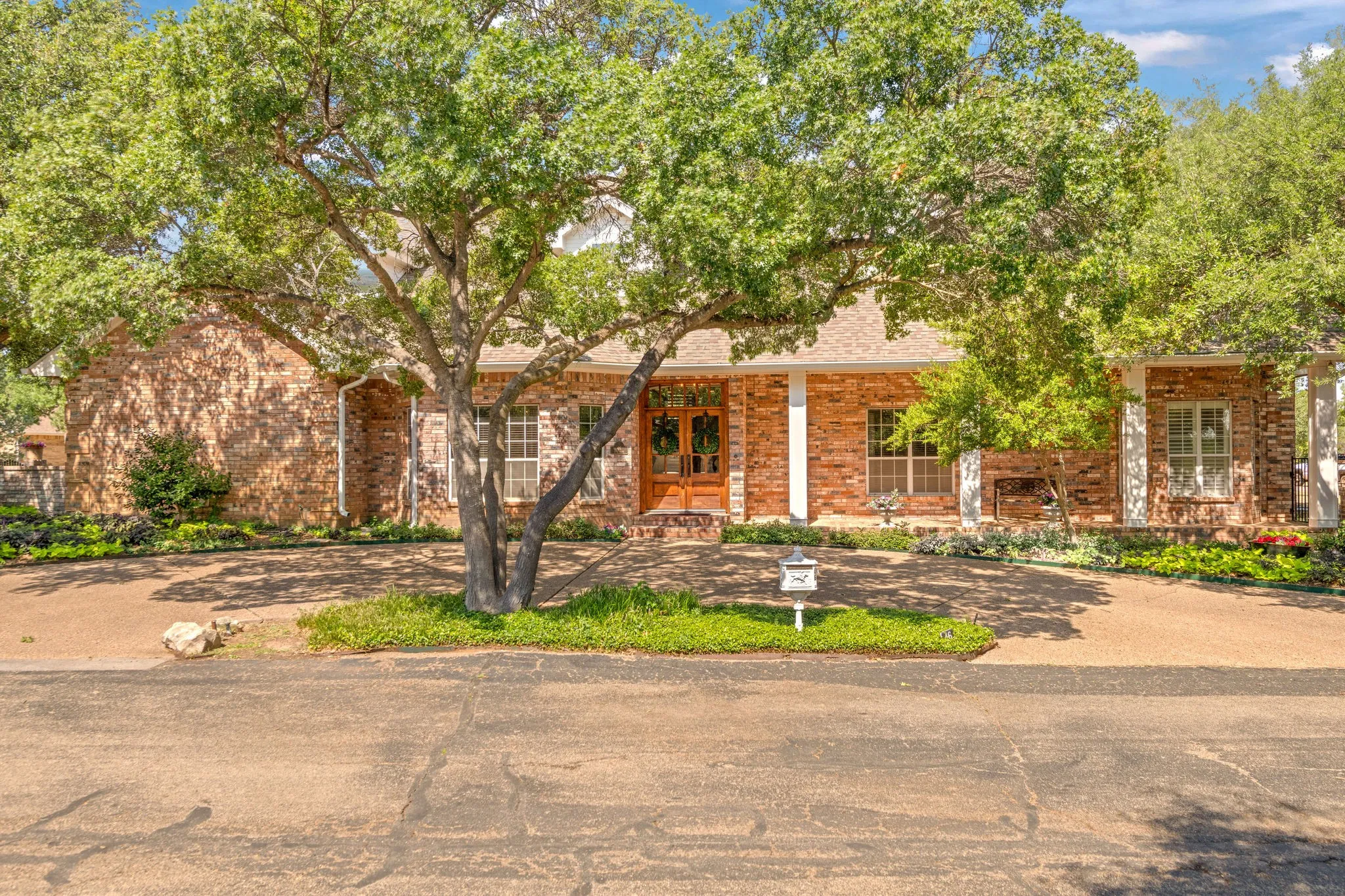 Single Family Residence For Sale in Taylor County , 46 Lytle Place, Abilene, Texas 79602, 4 Bedroom, 4 Bathroom, 2 Garage spaces, 4,351 Sqft, built in 1993, mls#21348877, Real Estate Agent in Abilene, Homes For Sale in Taylor county, Homes For Sale in Abilene, Realtor in Abilene Texas, Real Estate Brokerage Independent Realty Texas, Luminita Cordes Realtor