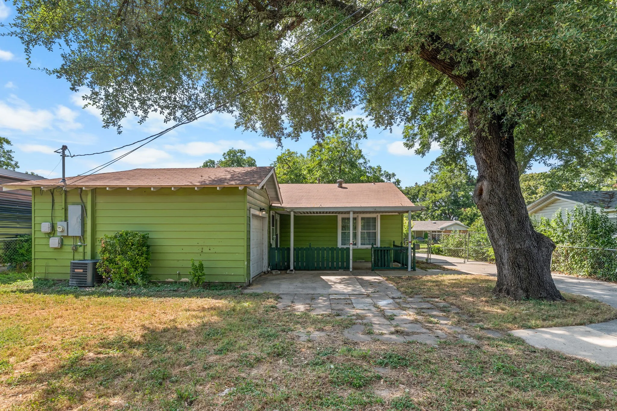 Single Family Residence For Sale in Mc Lennan County , 3325 Windsor Avenue, Waco, Texas 76708, 3 Bedroom, 1 Bathroom, 1 Garage spaces, 1,362 Sqft, built in 1951, mls#21346433, Real Estate Agent in Waco, Homes For Sale in Mc Lennan county, Homes For Sale in Waco, Realtor in Waco Texas, Real Estate Brokerage Independent Realty Texas, Luminita Cordes Realtor