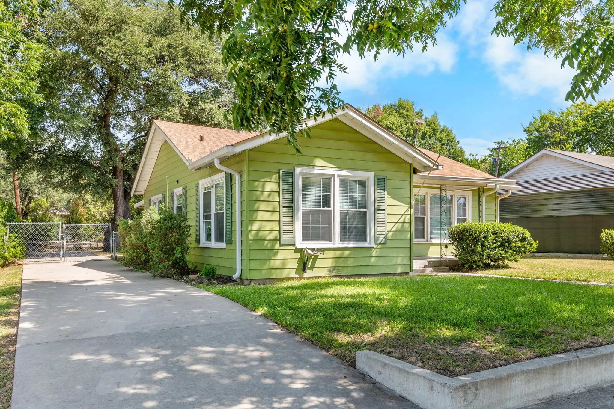 Single Family Residence For Sale in Mc Lennan County , 3325 Windsor Avenue, Waco, Texas 76708, 3 Bedroom, 1 Bathroom, 1 Garage spaces, 1,362 Sqft, built in 1951, mls#21346433, Real Estate Agent in Waco, Homes For Sale in Mc Lennan county, Homes For Sale in Waco, Realtor in Waco Texas, Real Estate Brokerage Independent Realty Texas, Luminita Cordes Realtor