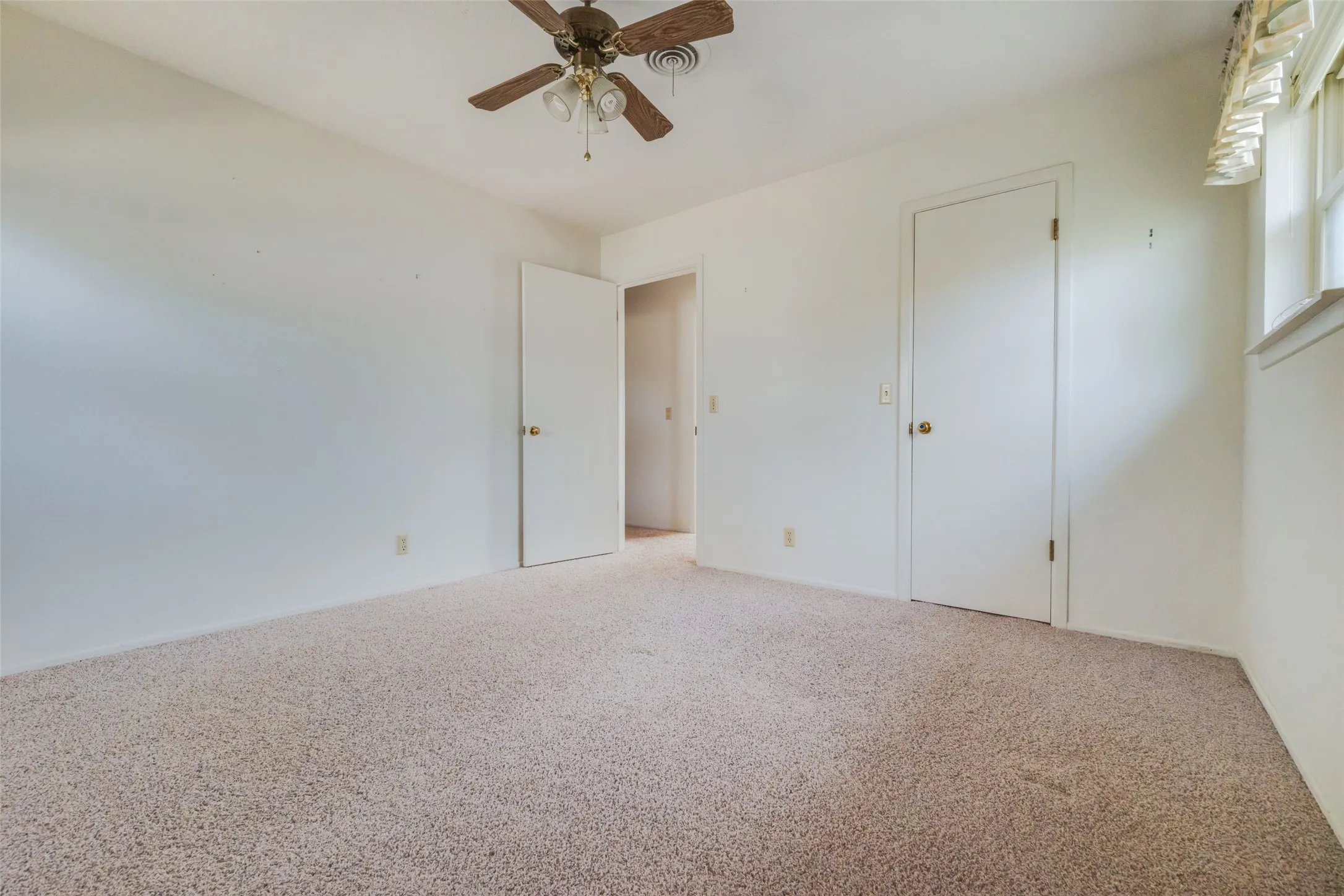 Single Family Residence For Sale in Deaf Smith County , 133 Ironwood Street, Hereford, Texas 79045, 3 Bedroom, 2 Bathroom, 2 Garage spaces, 1,441 Sqft, built in 1967, mls#21348894, Real Estate Agent in Hereford, Homes For Sale in Deaf Smith county, Homes For Sale in Hereford, Realtor in Hereford Texas, Real Estate Brokerage Independent Realty Texas, Luminita Cordes Realtor